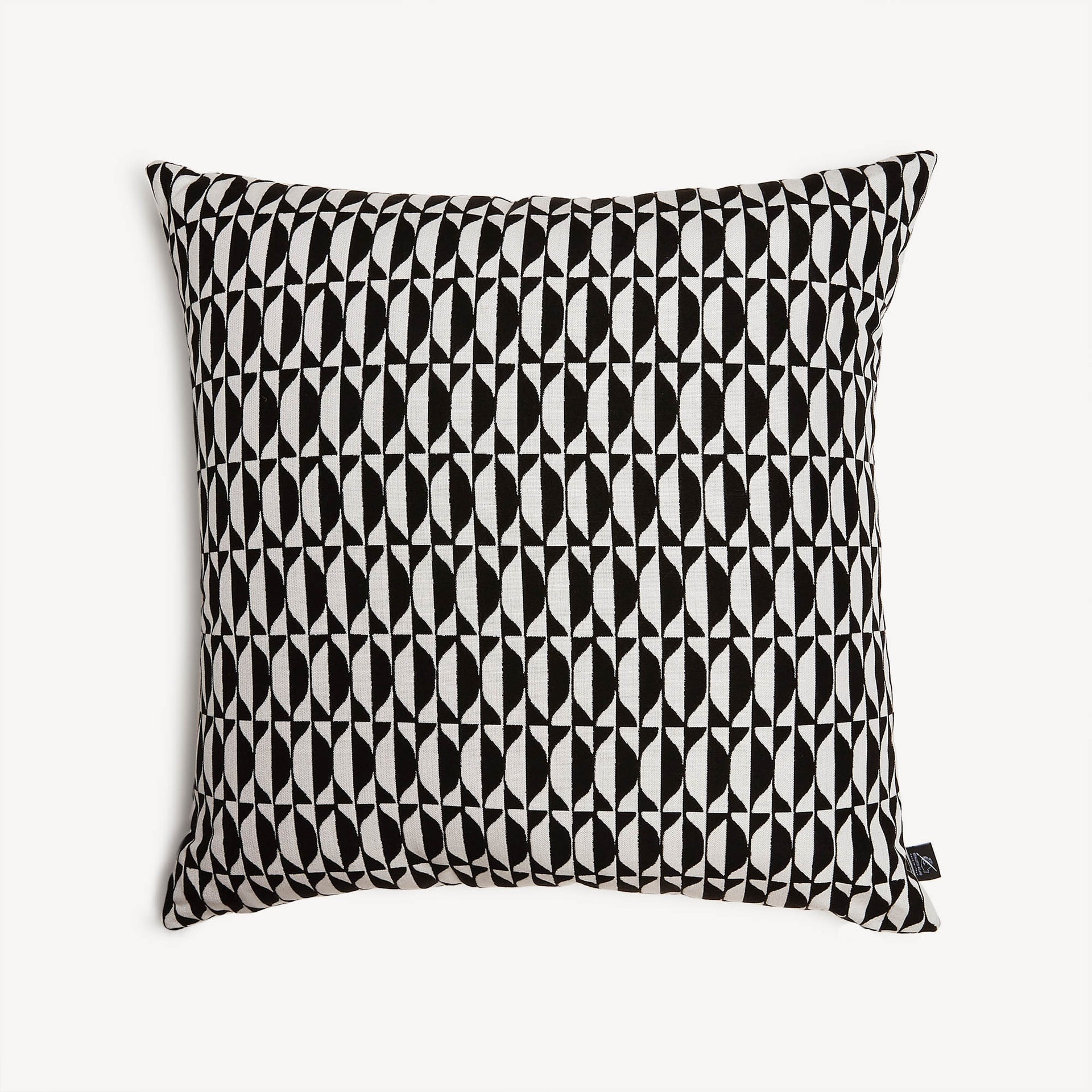 fornasetti-losanghe-outdoor-kissen-geometrisch-garten image 1