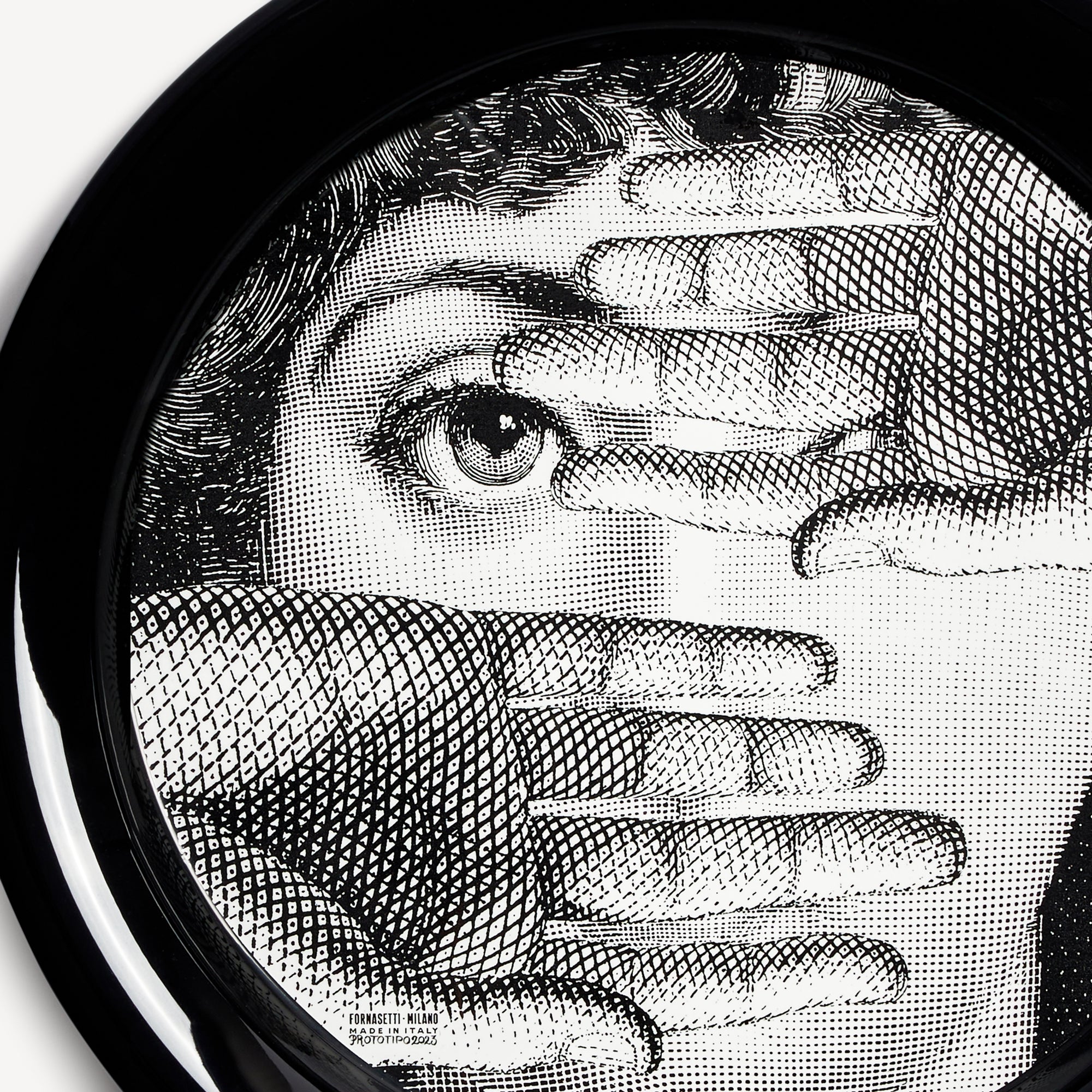 fornasetti-tema-e-variazioni-n-154-tablett-rund-metall-gesicht image 4
