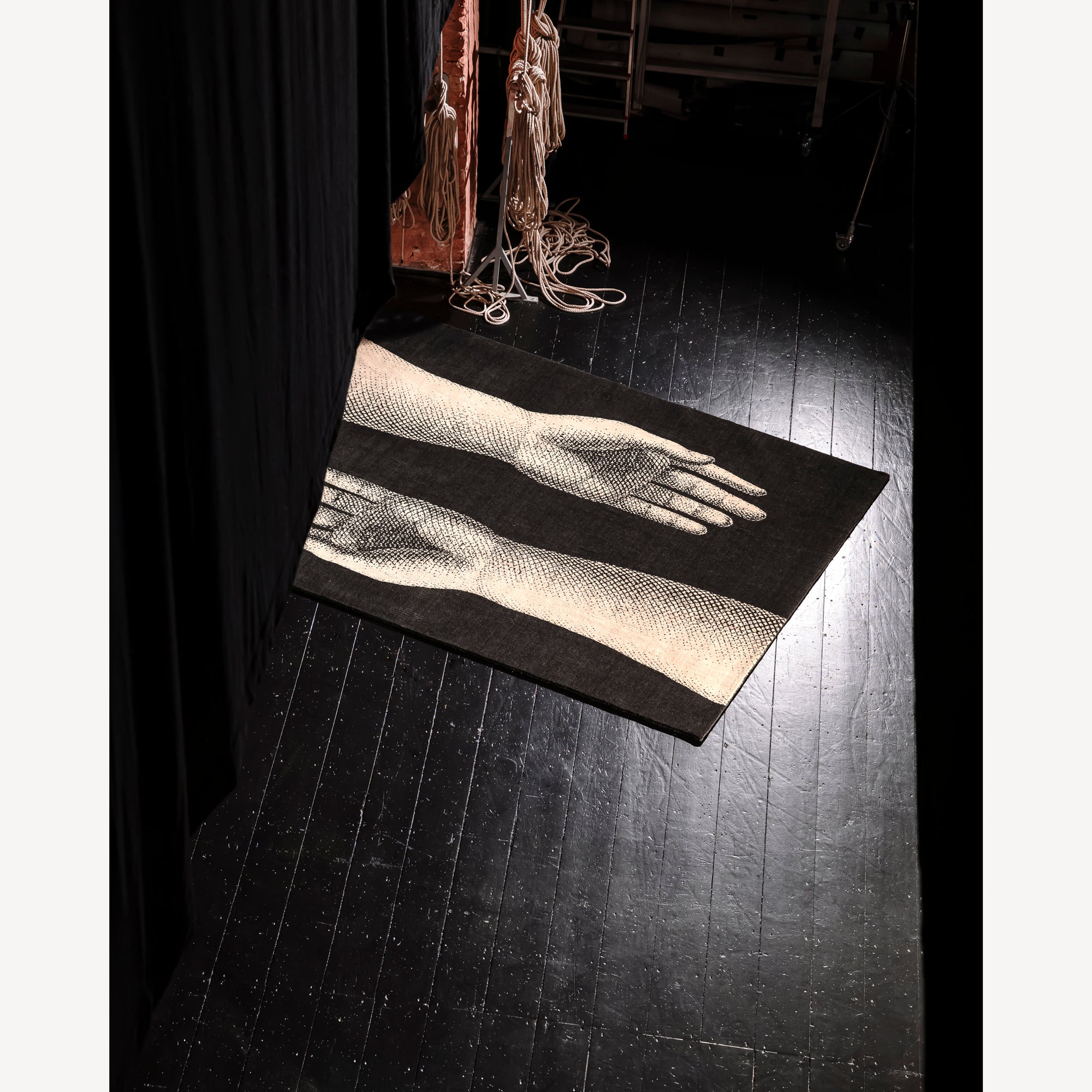 fornasetti-mani-teppich-wolle-h-nde-motiv-jacquard image 6