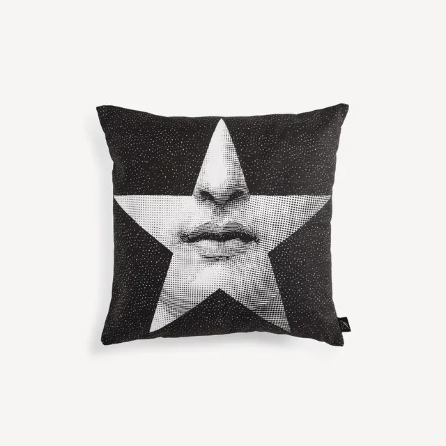 fornasetti-tema-e-variazioni-n-381-kissen-gesicht-motiv image 1