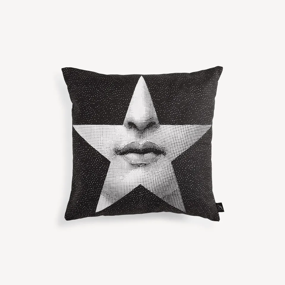 fornasetti-tema-e-variazioni-n-381-kissen-gesicht-motiv image 1