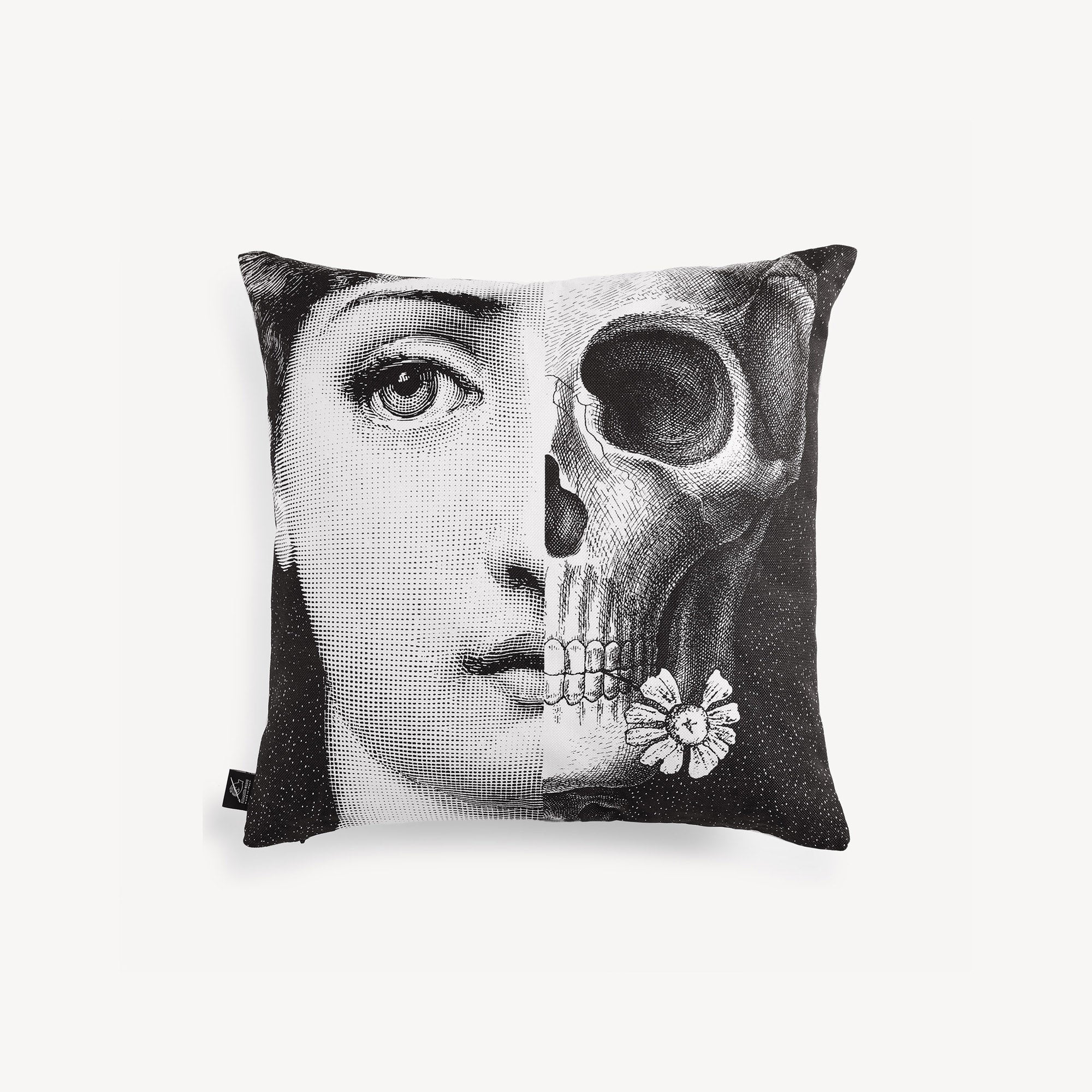 fornasetti-tema-e-variazioni-n-288-kissen-gesicht image 2