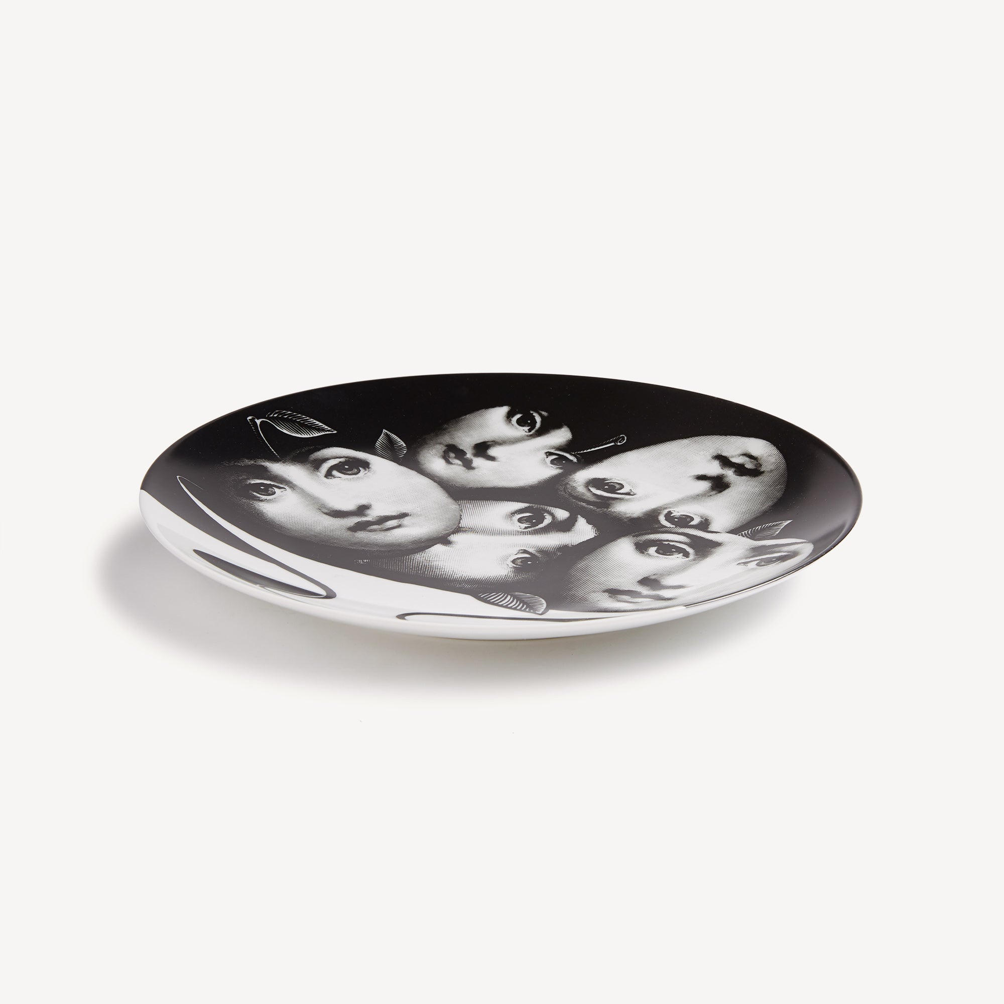 atelier-fornasetti-tema-e-variazioni-n-104-wandteller-porzellan image 2