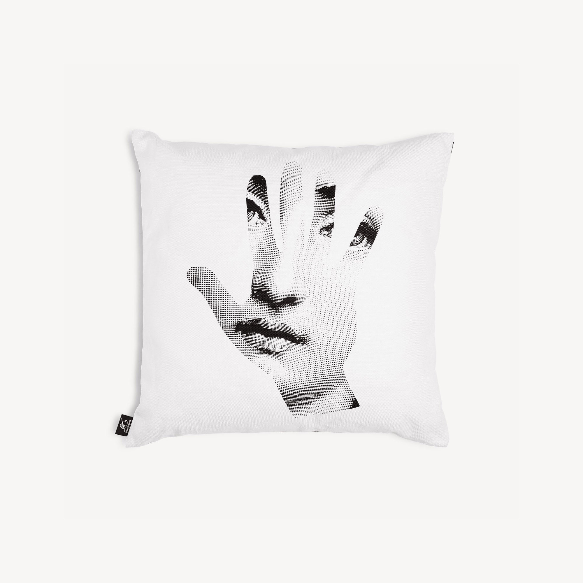 fornasetti-tema-e-variazioni-kissen-mano-mit-f-llung image 1