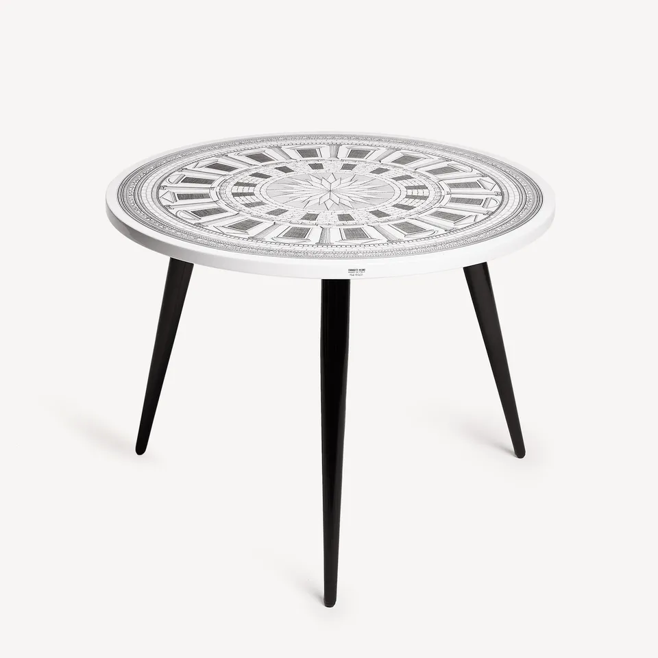 fornasetti-cortile-couchtisch-glas-mit-holzbeinen image 1