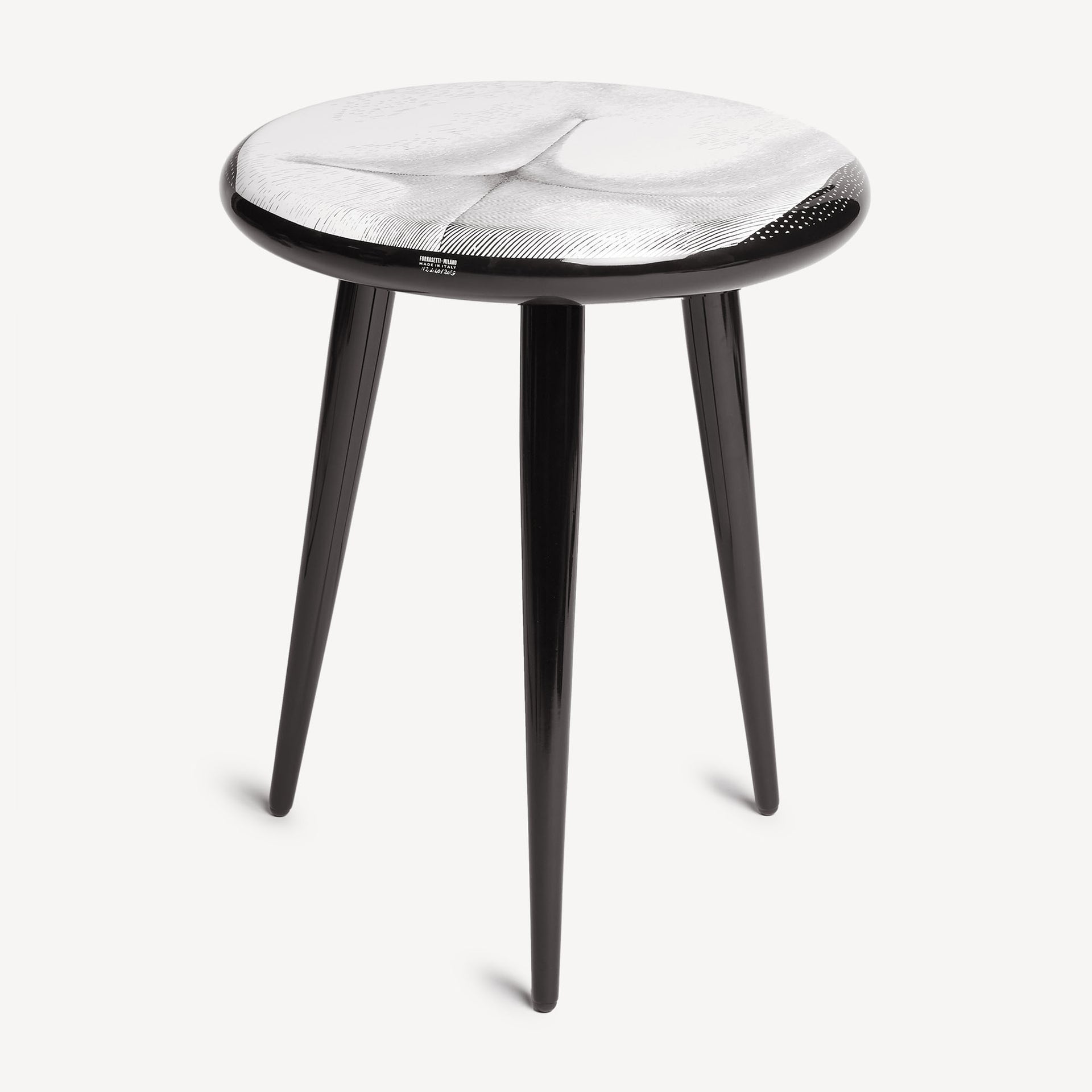 fornasetti-furniture-tergonomico-hocker-holzbeine-siebdruck image 1