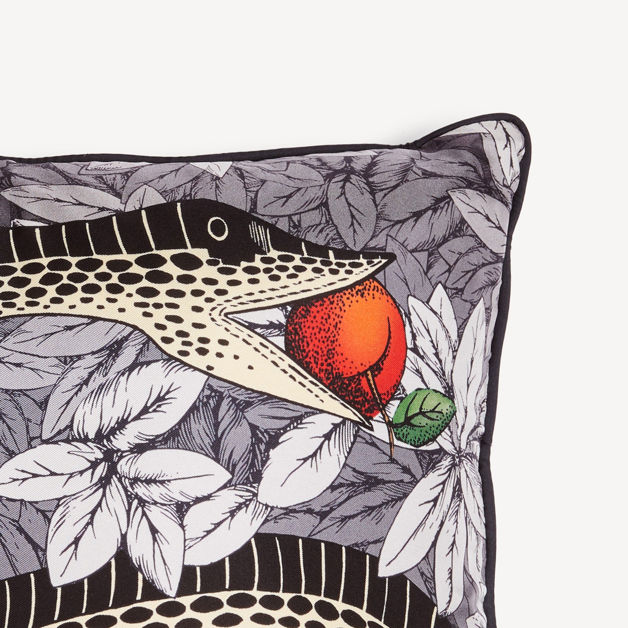 atelier-fornasetti-peccato-originale-seidenkissen image 4