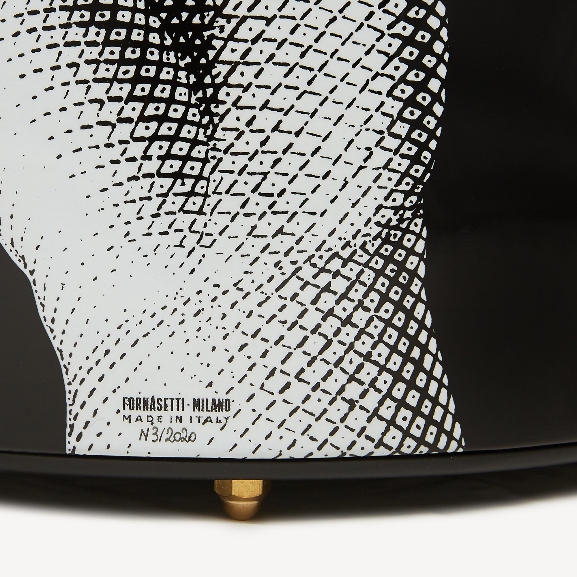 fornasetti-mani-papierkorb-metall-h-nde-schwarz-wei image 4