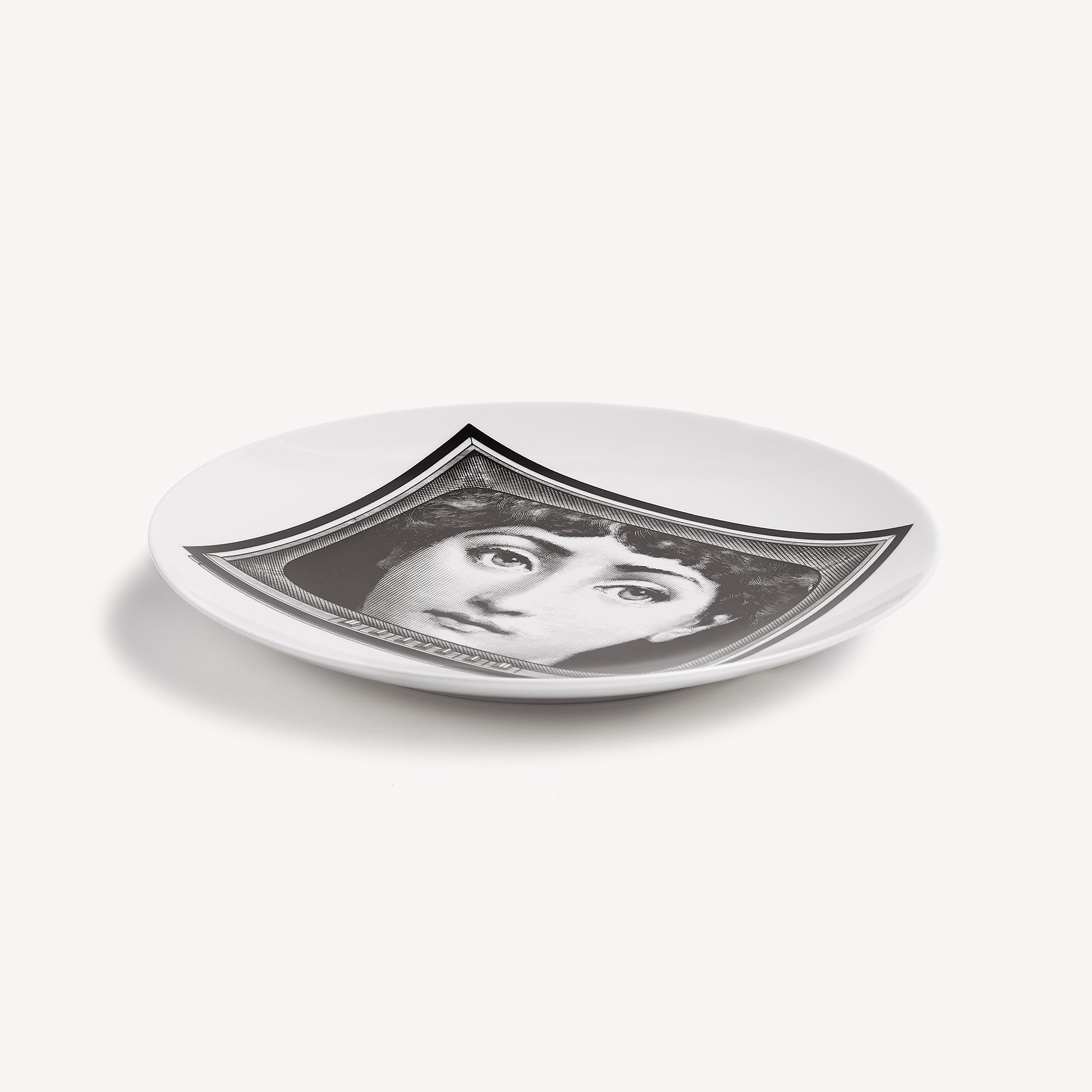 fornasetti-tema-e-variazioni-n-265-wandteller-porzellan-lina-cavalieri image 2