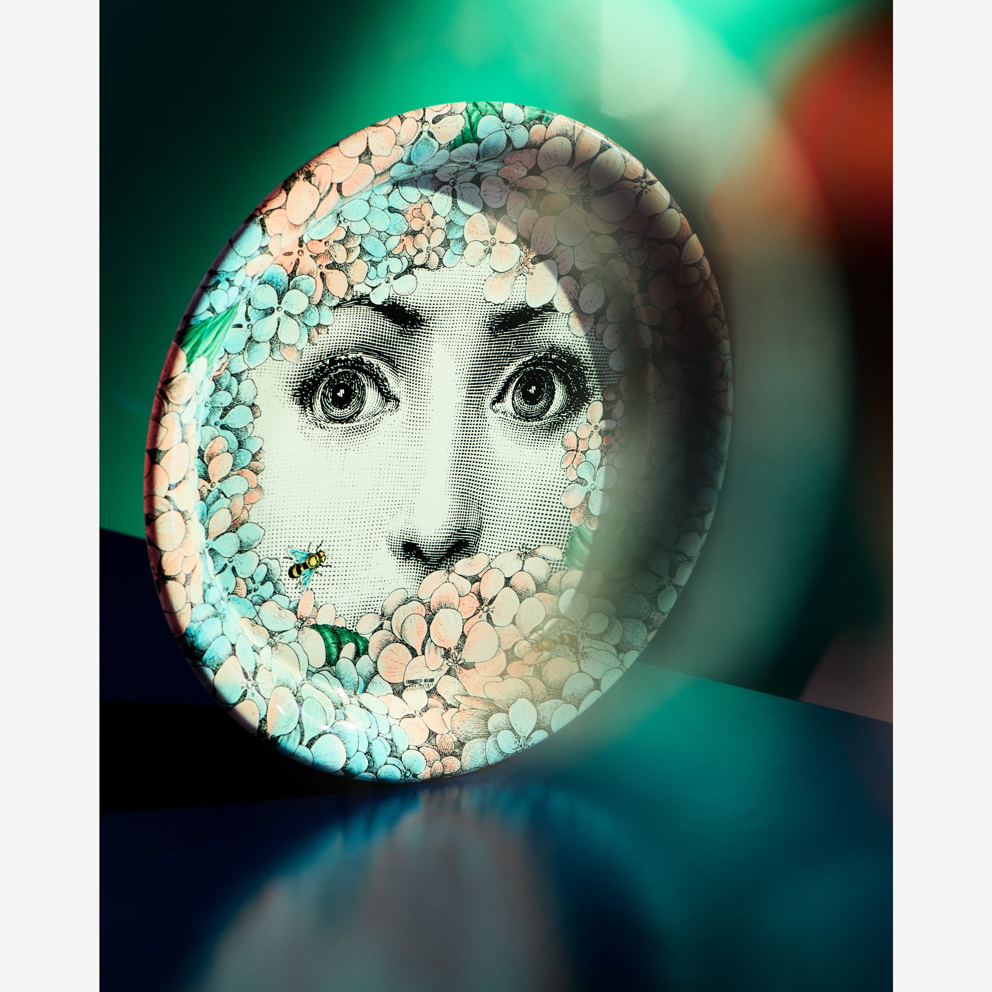 fornasetti-ortensia-tablett-metall-lina-cavalieri-mit-blumen image 5