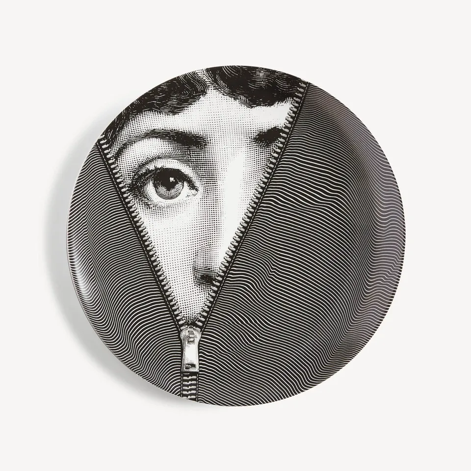 fornasetti-tema-e-variazioni-n-401-wandteller-porzellan-gesicht image 1