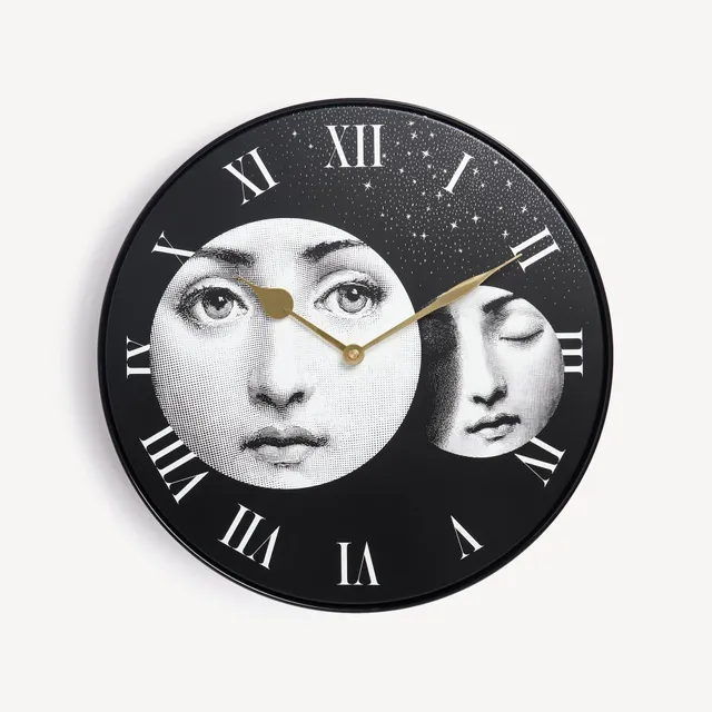 atelier-fornasetti-eclissi-wanduhr-metall-lina-cavalieri-motiv image 1