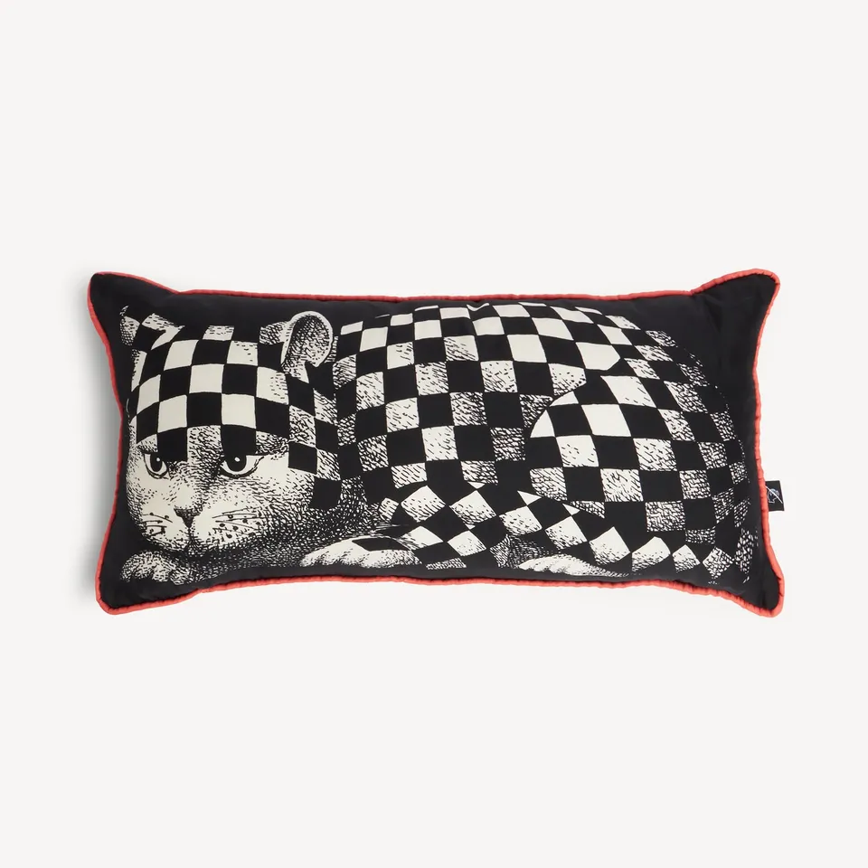 atelier-fornasetti-high-fidelity-kissen-rechteckig-seide-rot image 1