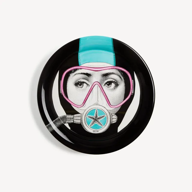 atelier-fornasetti-silviasub-tablett-gesicht-lackiert image 1