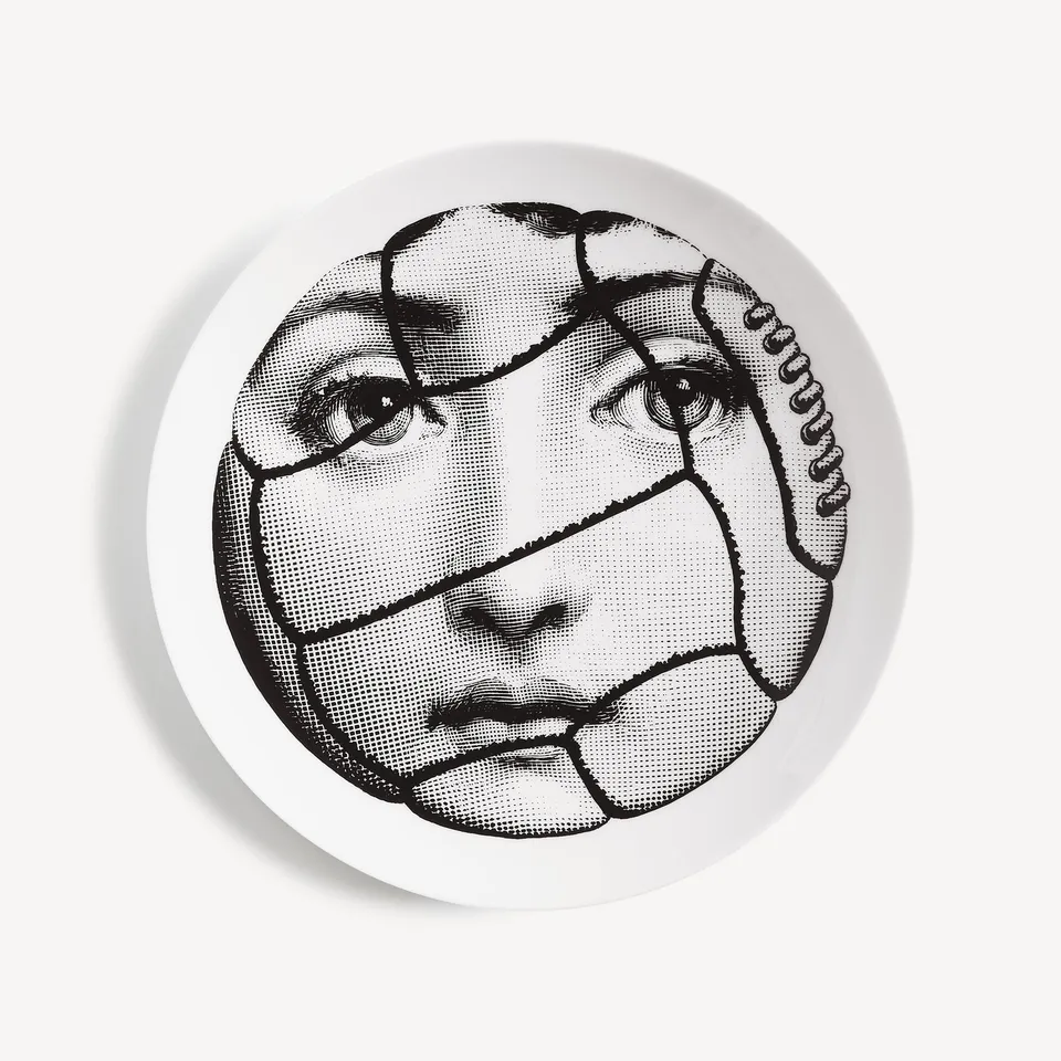 fornasetti-tema-e-variazioni-n-117-wandteller-porzellan-gesicht image 1