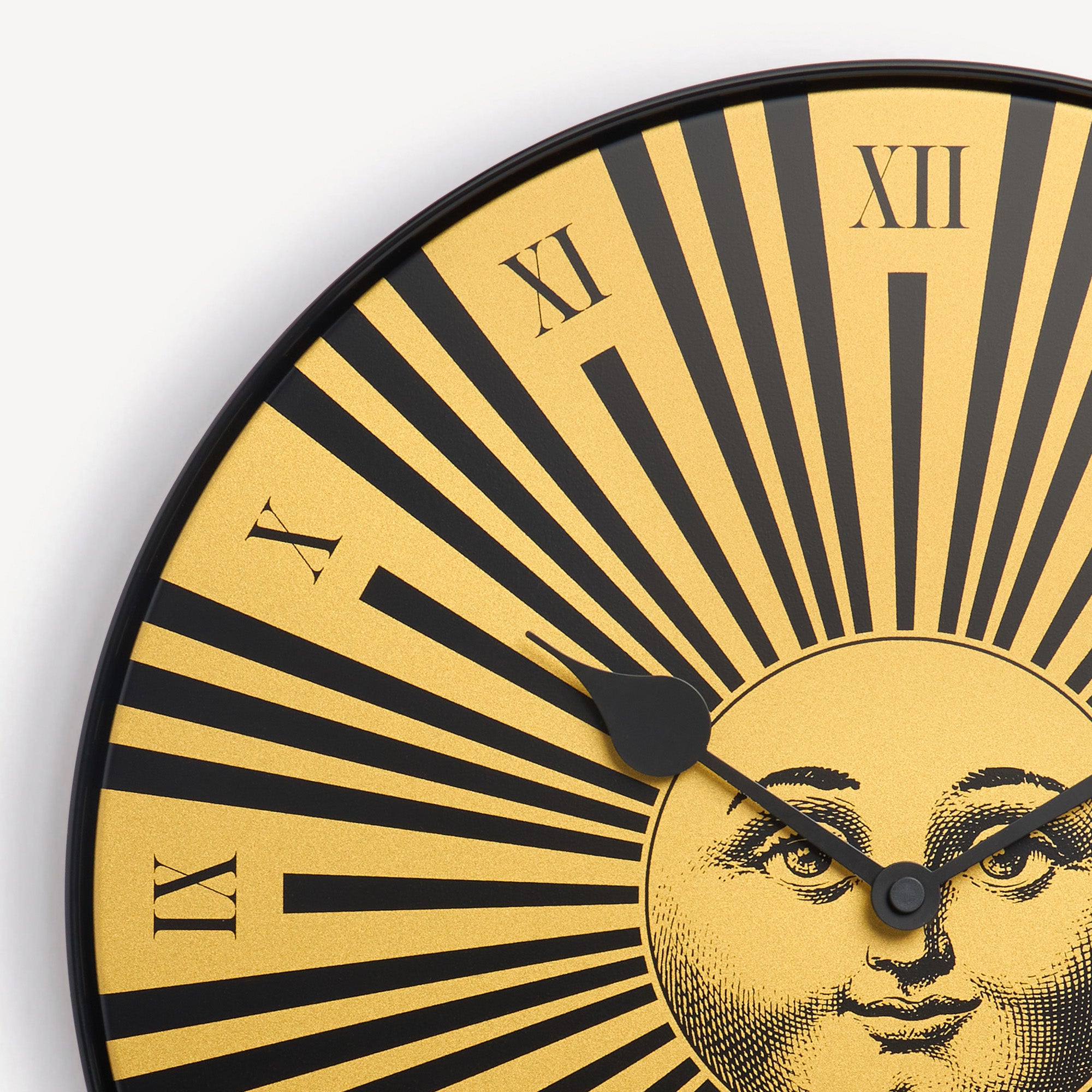 atelier-fornasetti-sole-raggiante-wanduhr-gold-metall image 2