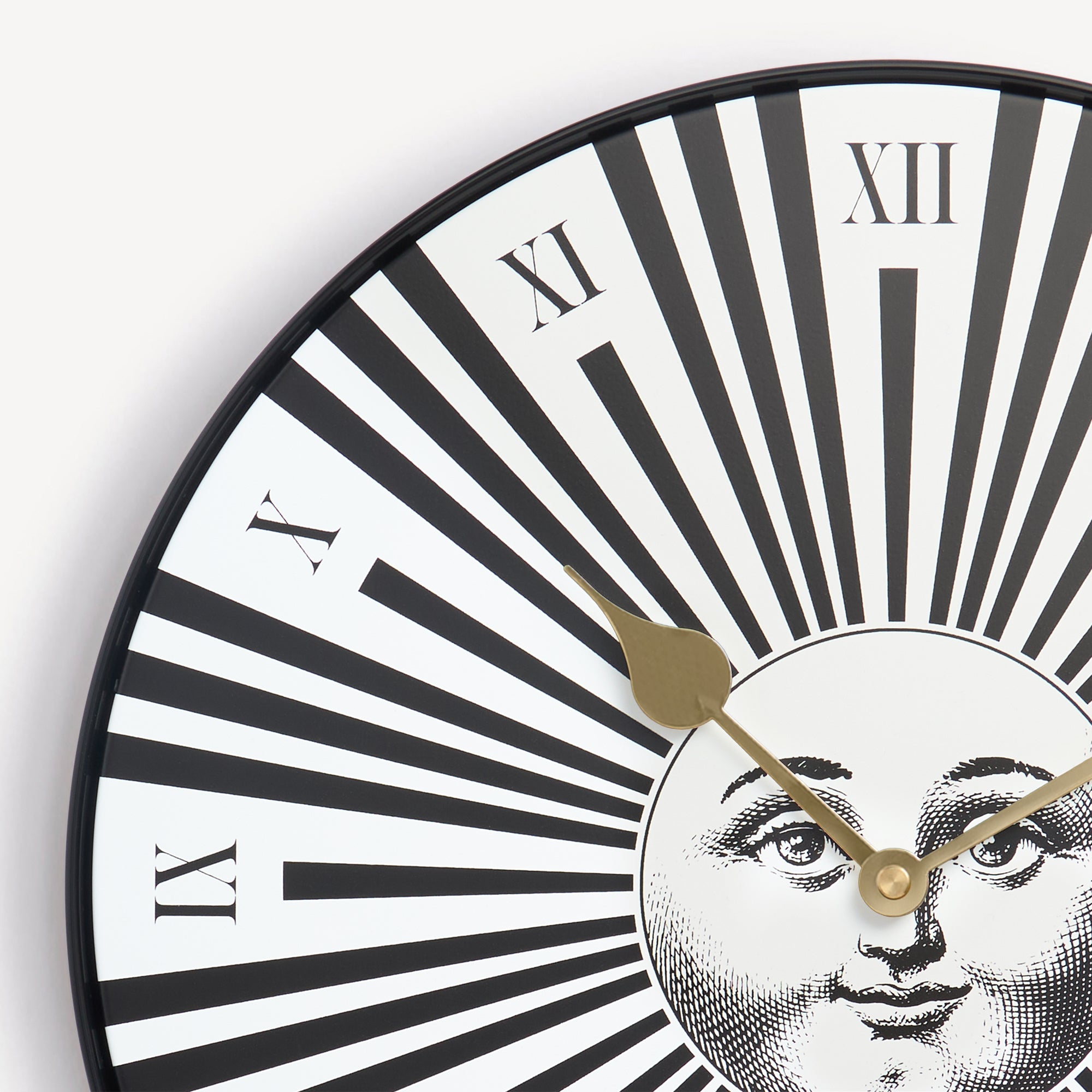atelier-fornasetti-sole-raggiante-wanduhr-metall-lautlos image 2