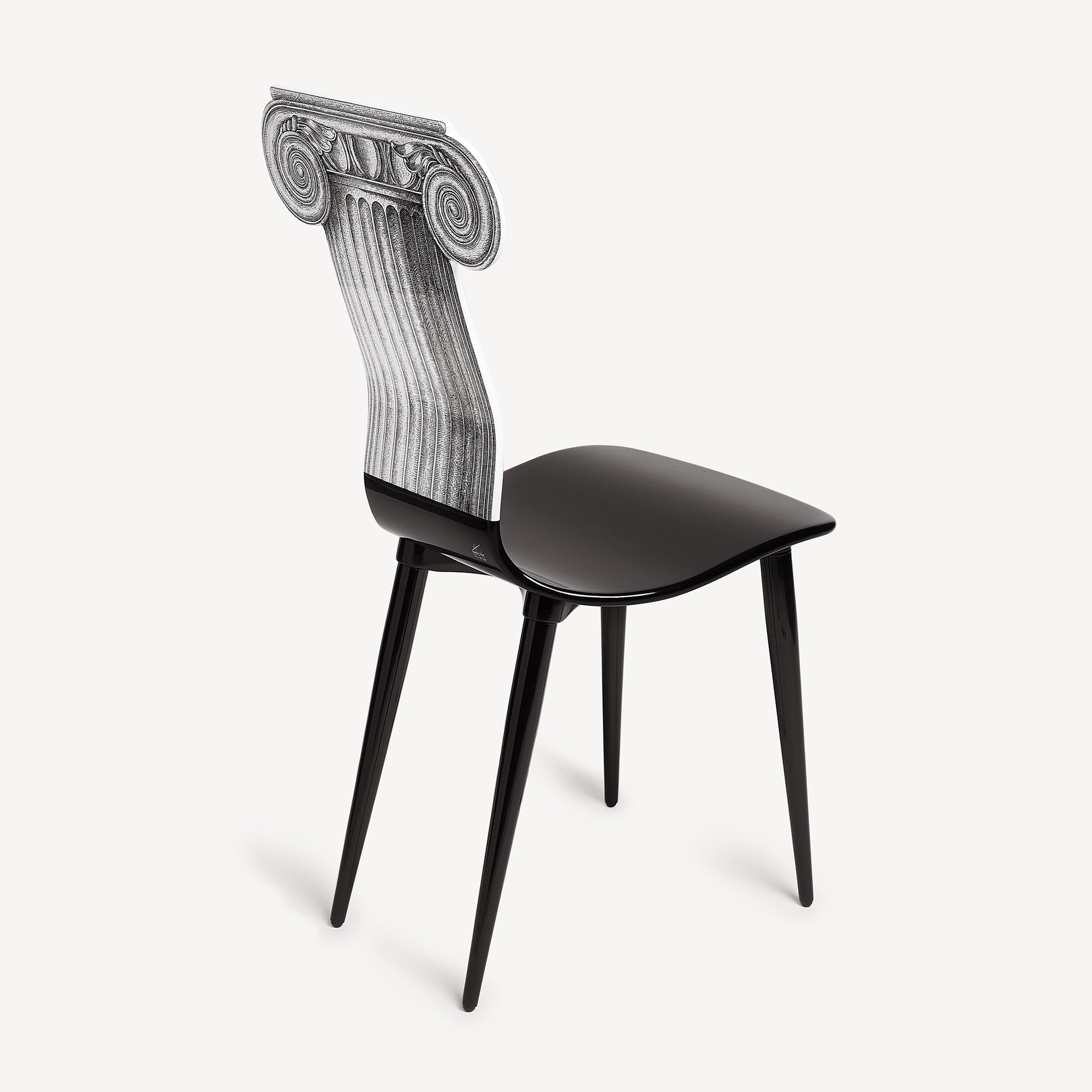 atelier-fornasetti-capitello-jonico-stuhl-holz-s-ulenmotiv image 4