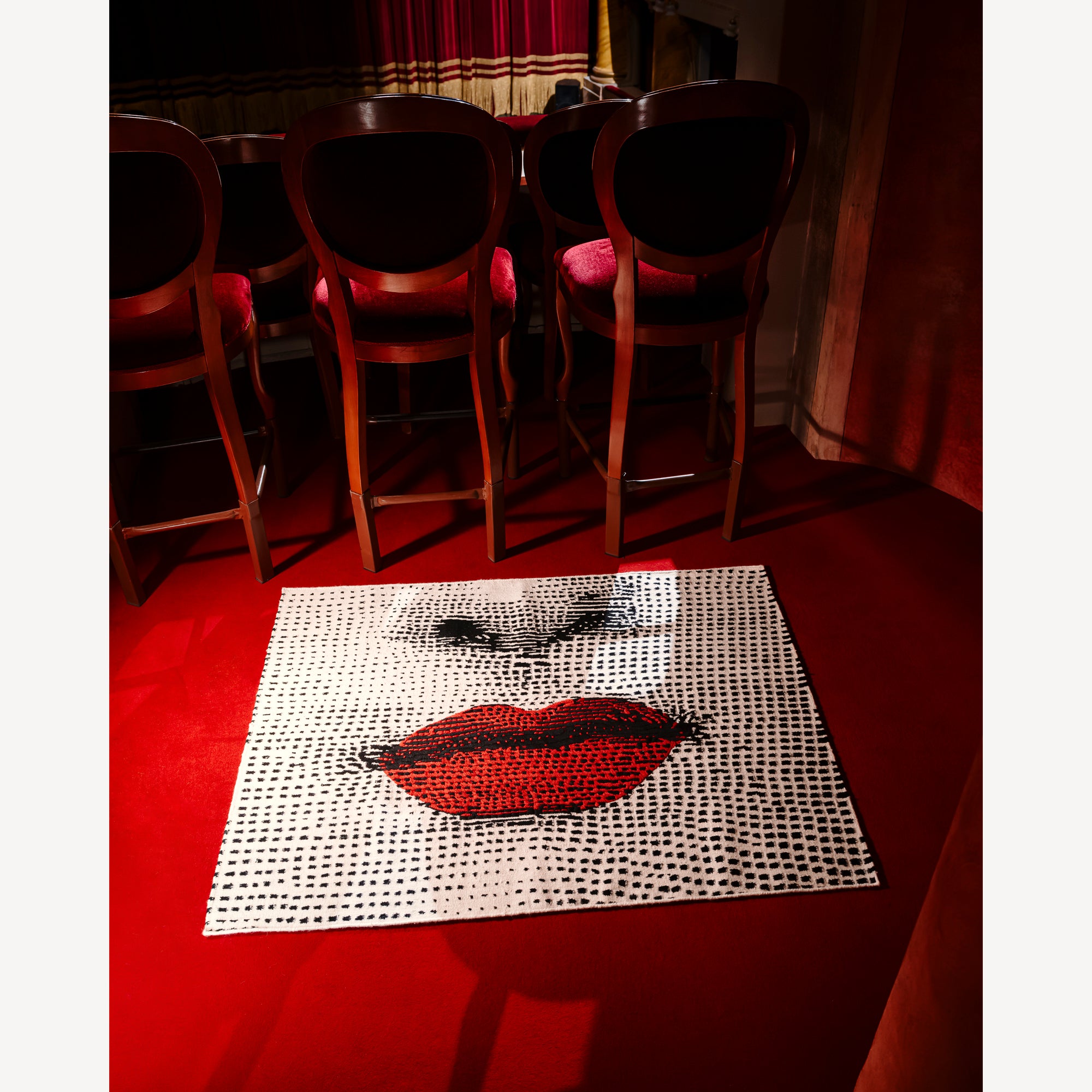 atelier-fornasetti-bocca-teppich-wolle-rot-mit-wandaufh-ngung image 5