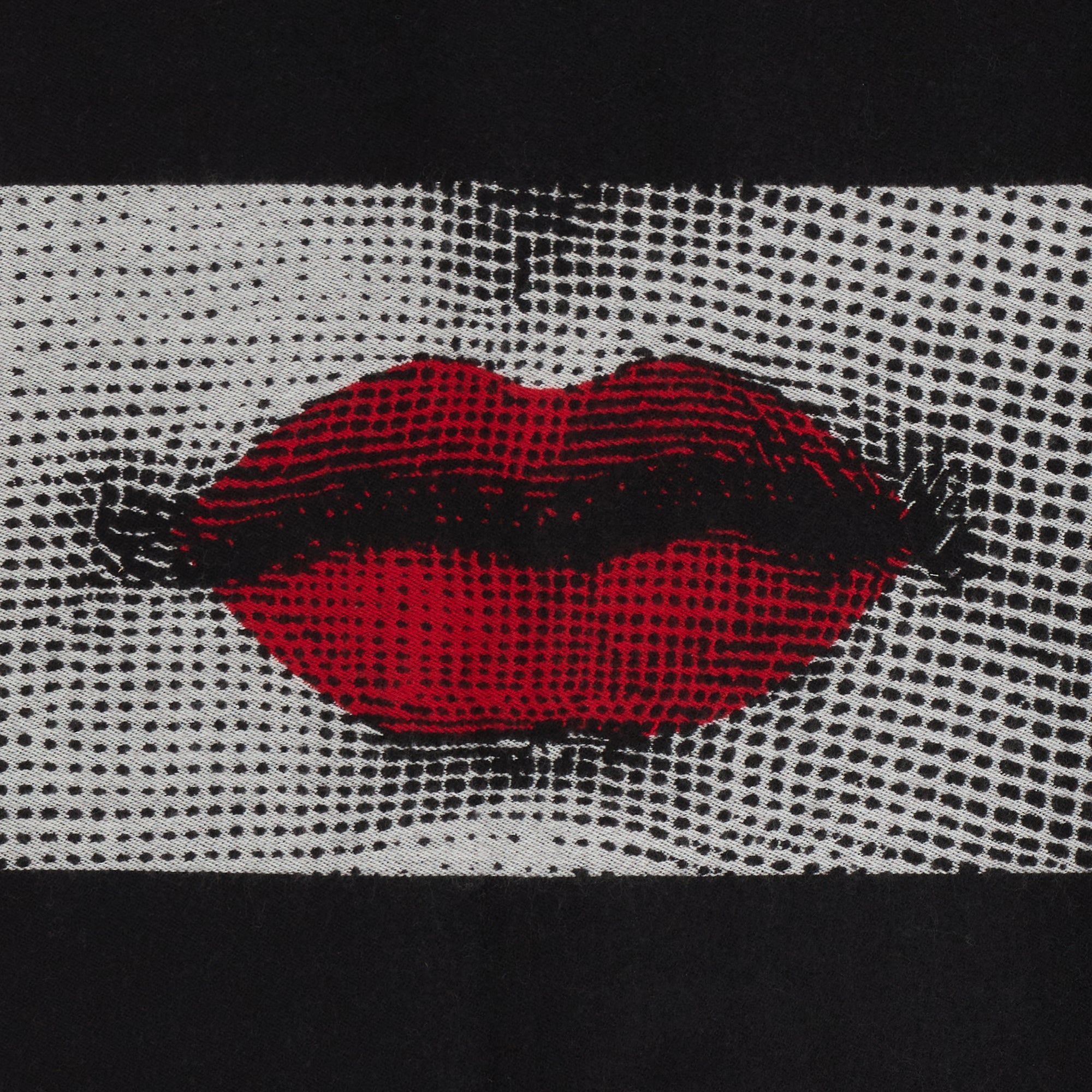 fornasetti-plaid-kiss-wolldecke-jacquard-rot-lippen image 3