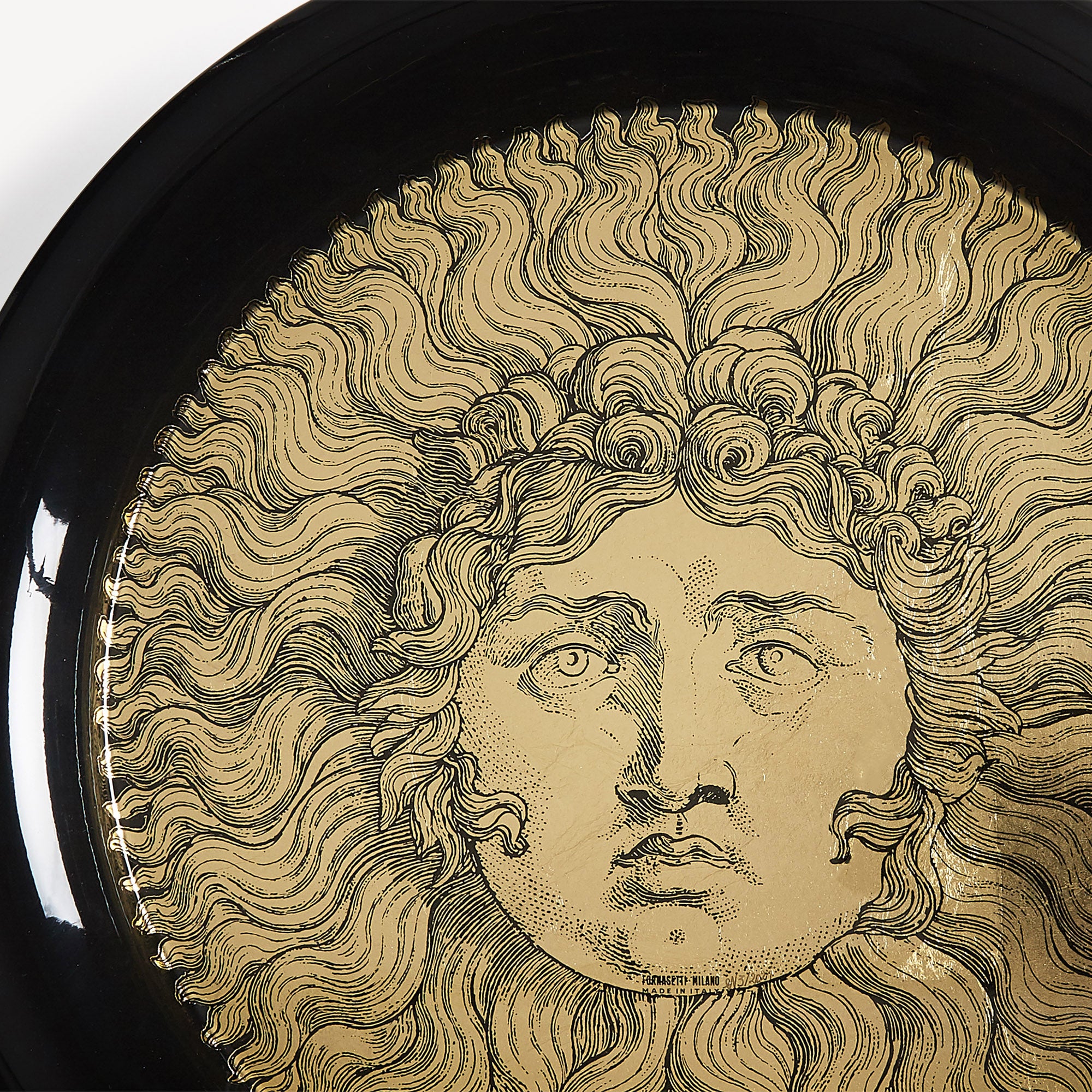 atelier-fornasetti-home-accessories-tablett-re-sole-metall-rund image 4