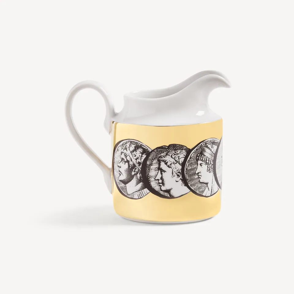 atelier-fornasetti-cammei-milchk-nnchen-porzellan-gold image 1