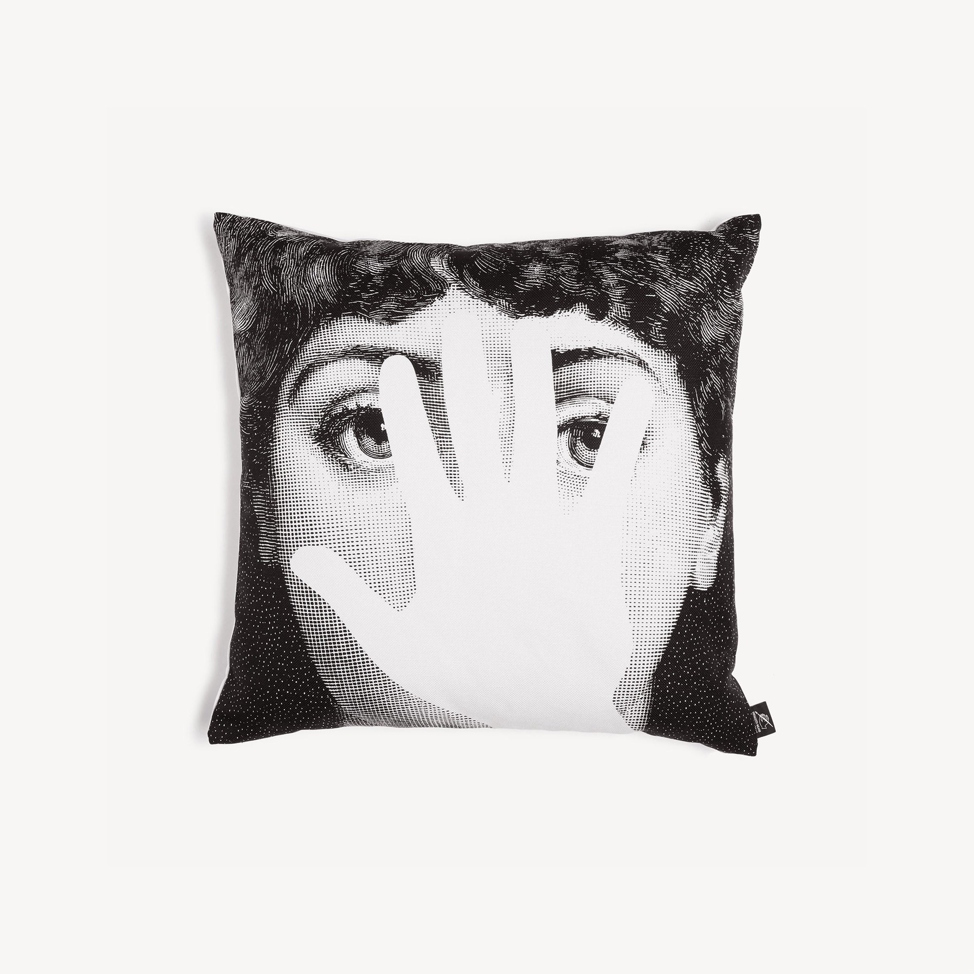fornasetti-tema-e-variazioni-kissen-mano-mit-f-llung image 2