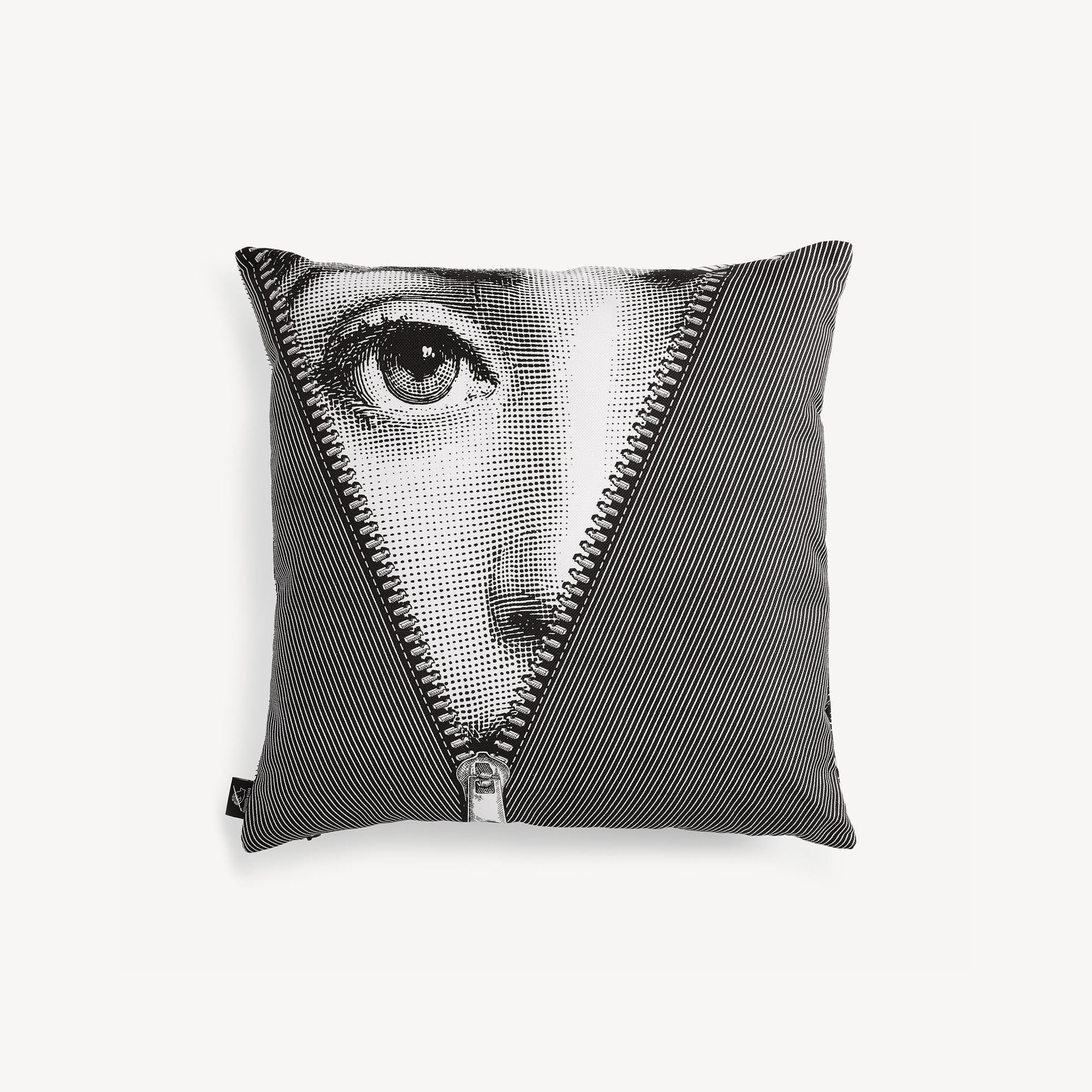 atelier-fornasetti-tema-e-variazioni-n-401-kissen-gesicht image 2