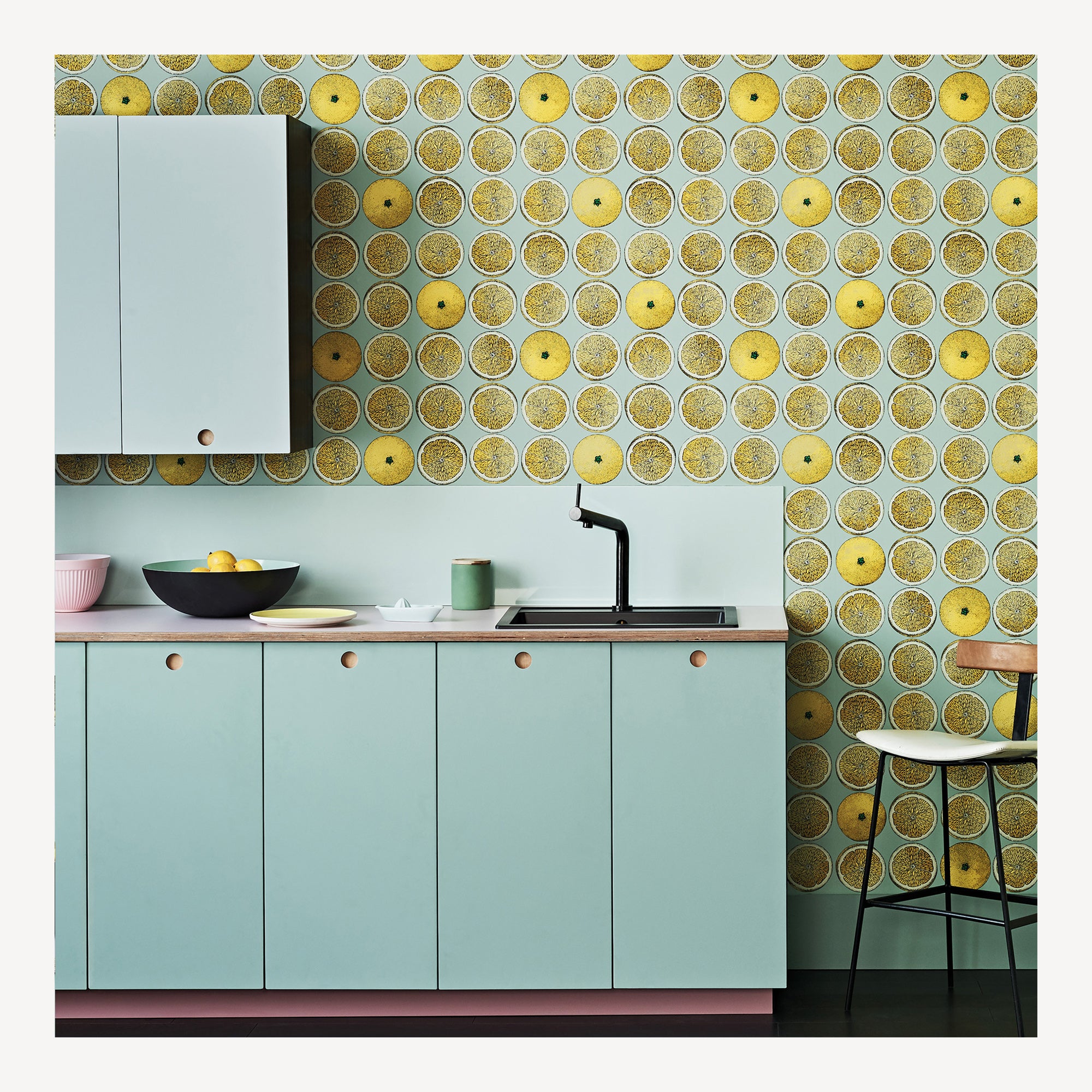 atelier-fornasetti-arance-tapete-52-cm-x-10-m-orange image 3