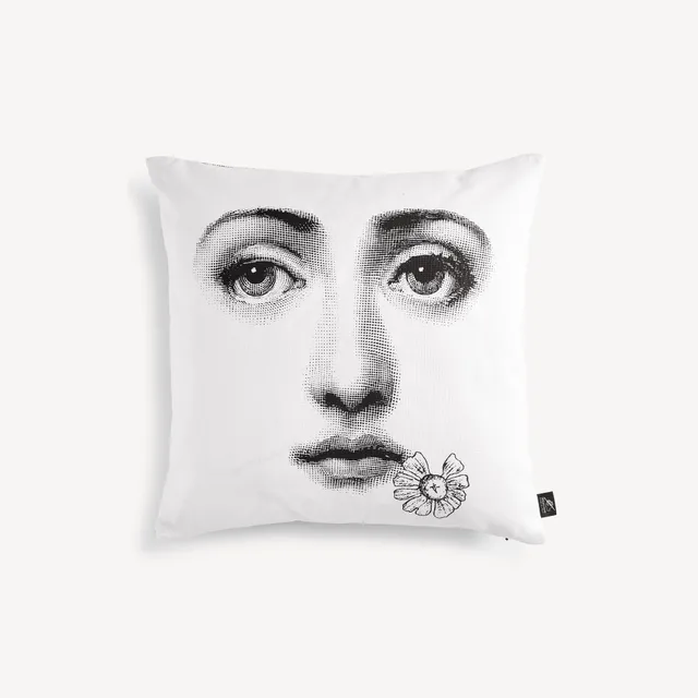 fornasetti-tema-e-variazioni-n-288-kissen-gesicht image 1