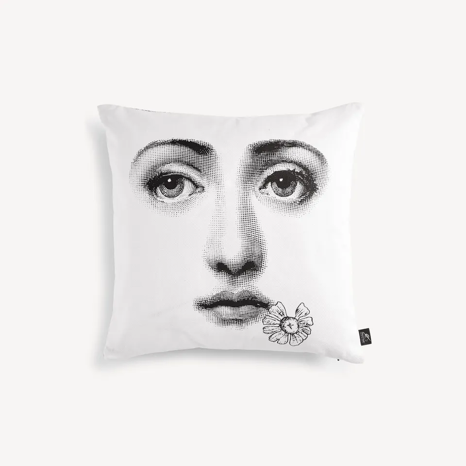 fornasetti-tema-e-variazioni-n-288-kissen-gesicht image 1
