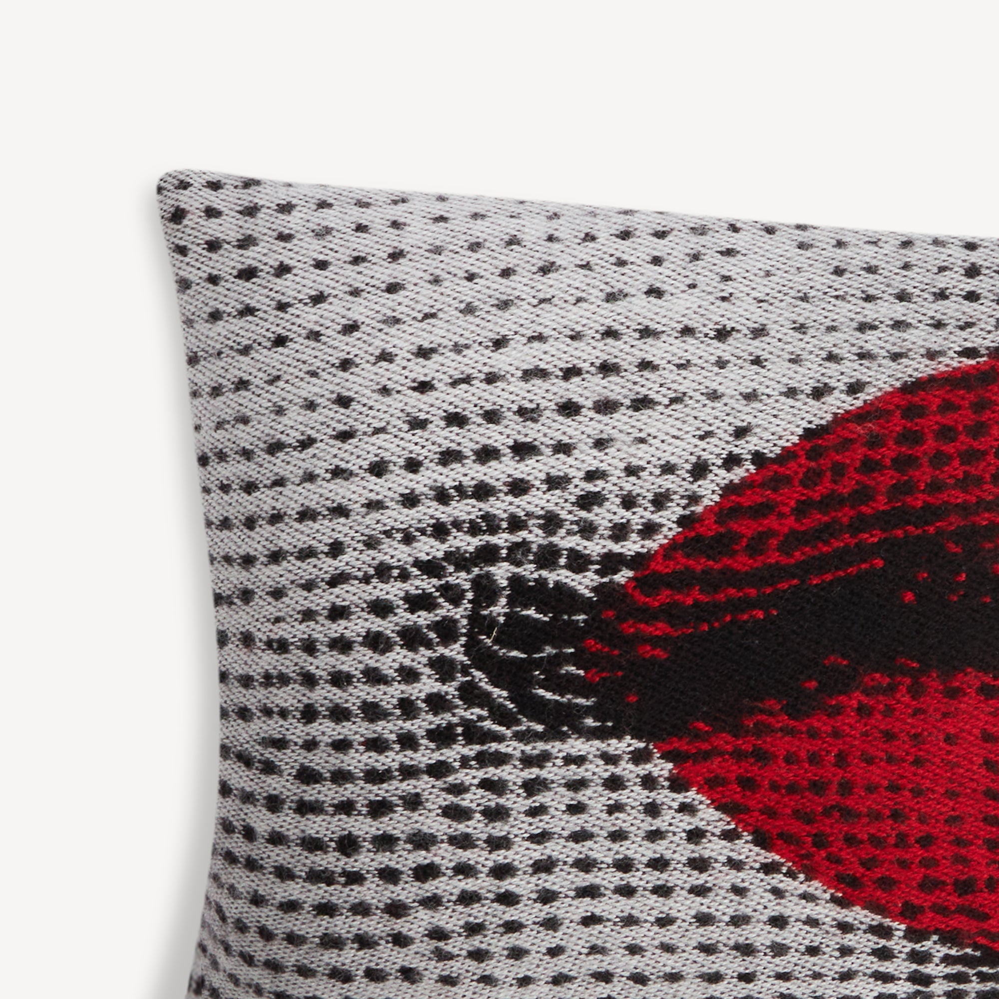 fornasetti-kiss-kissen-wolle-rot-rechteckig-lippen-jacquard image 3
