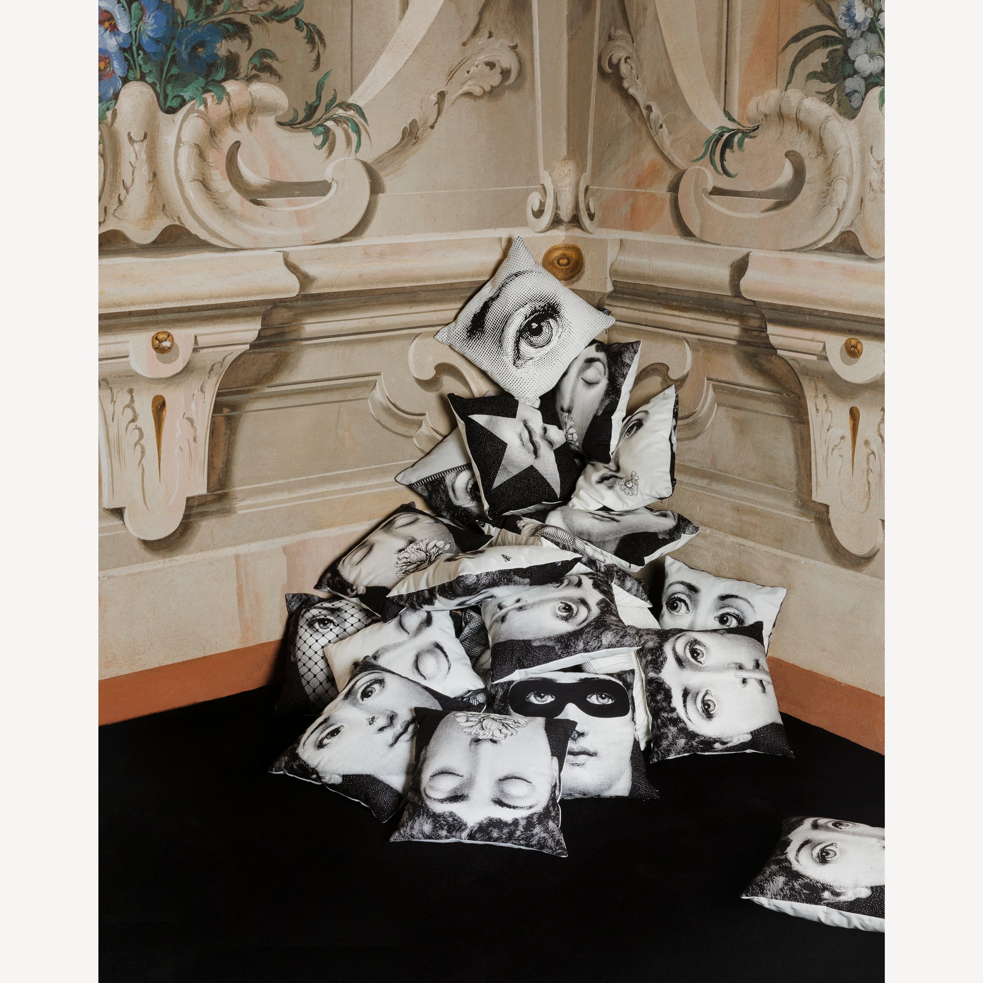 fornasetti-tema-e-variazioni-kissen-n-393-stoff image 4