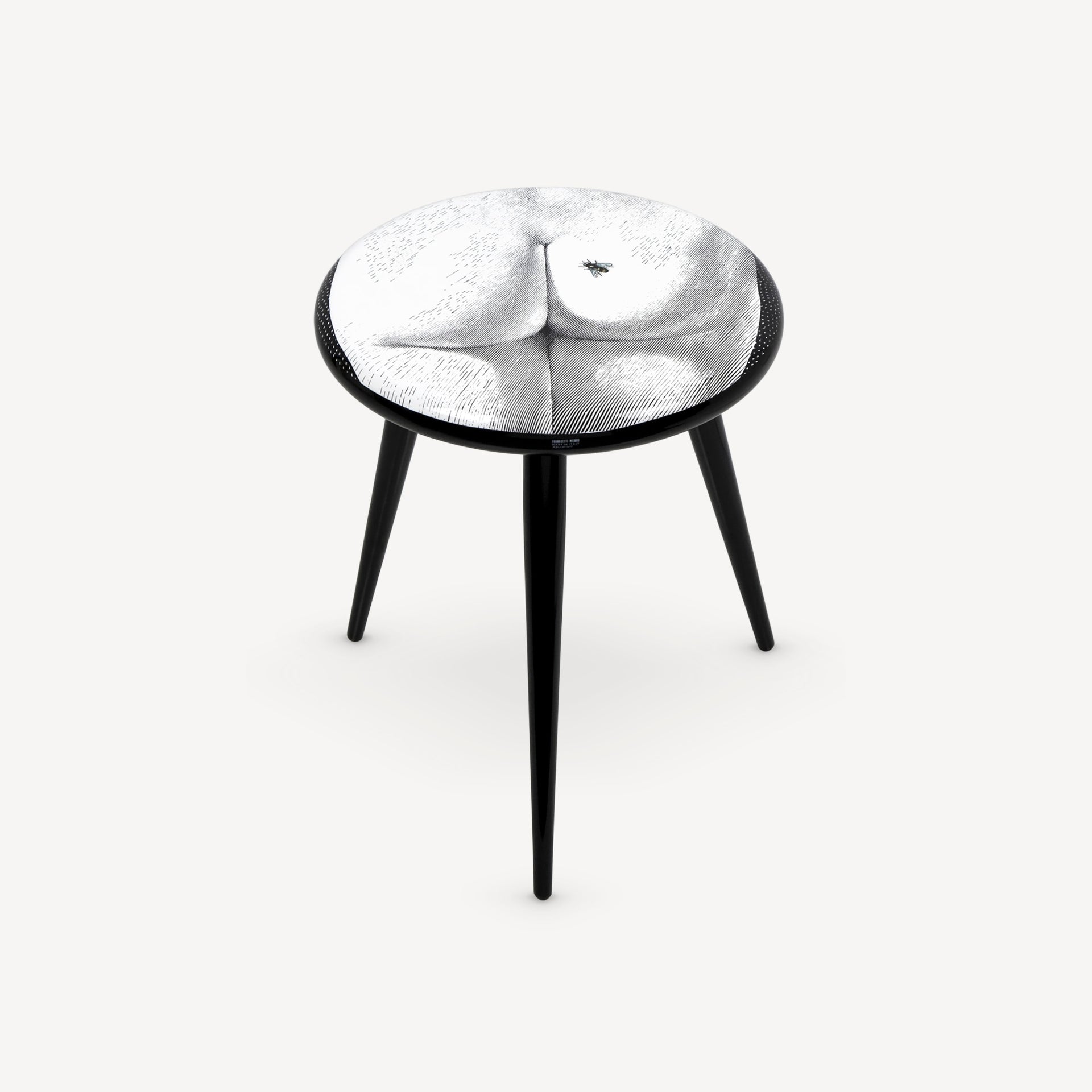 atelier-fornasetti-bee-on-my-back-hocker-rund-handdekoriert image 1