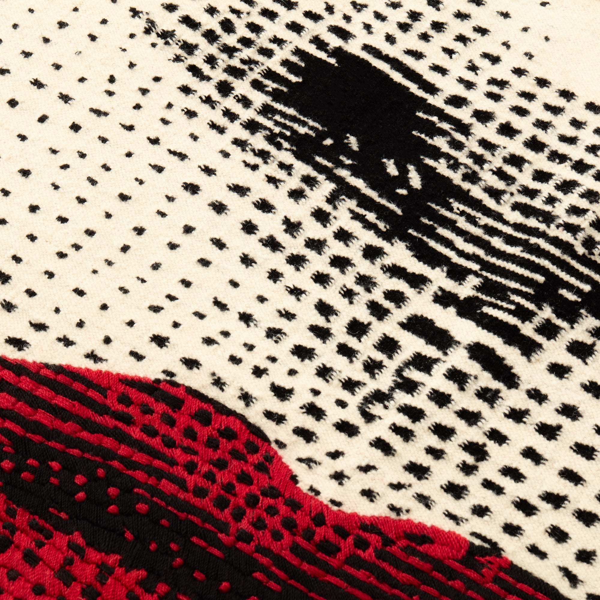 atelier-fornasetti-bocca-teppich-wolle-rot-mit-wandaufh-ngung image 4