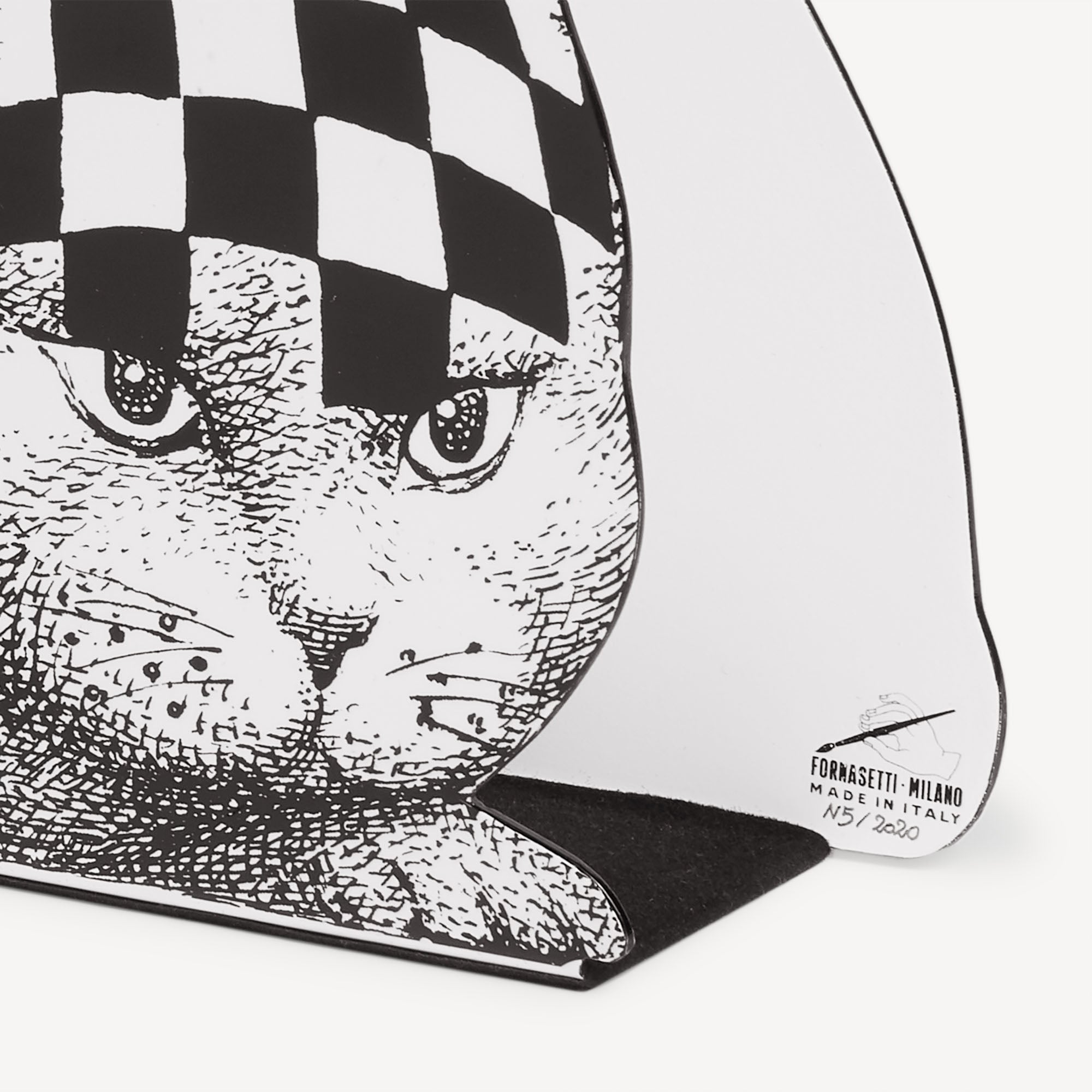 fornasetti-high-fidelity-zeitschriftenst-nder-katzen-metall image 3
