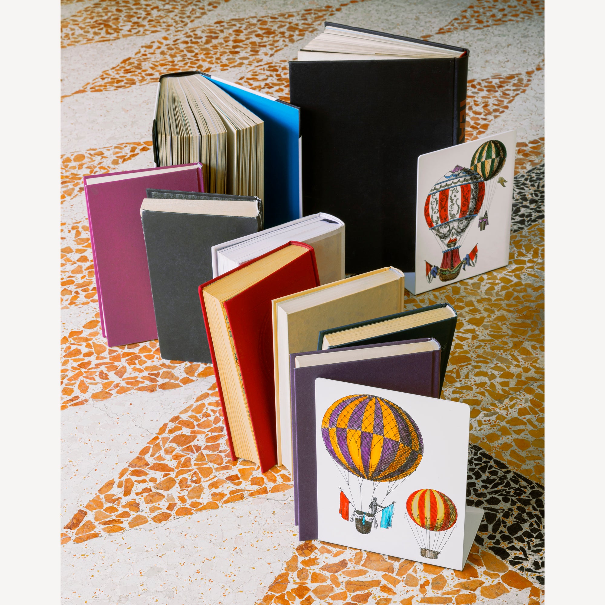 fornasetti-palloni-buchst-tzen-metall-ballons-paar image 4