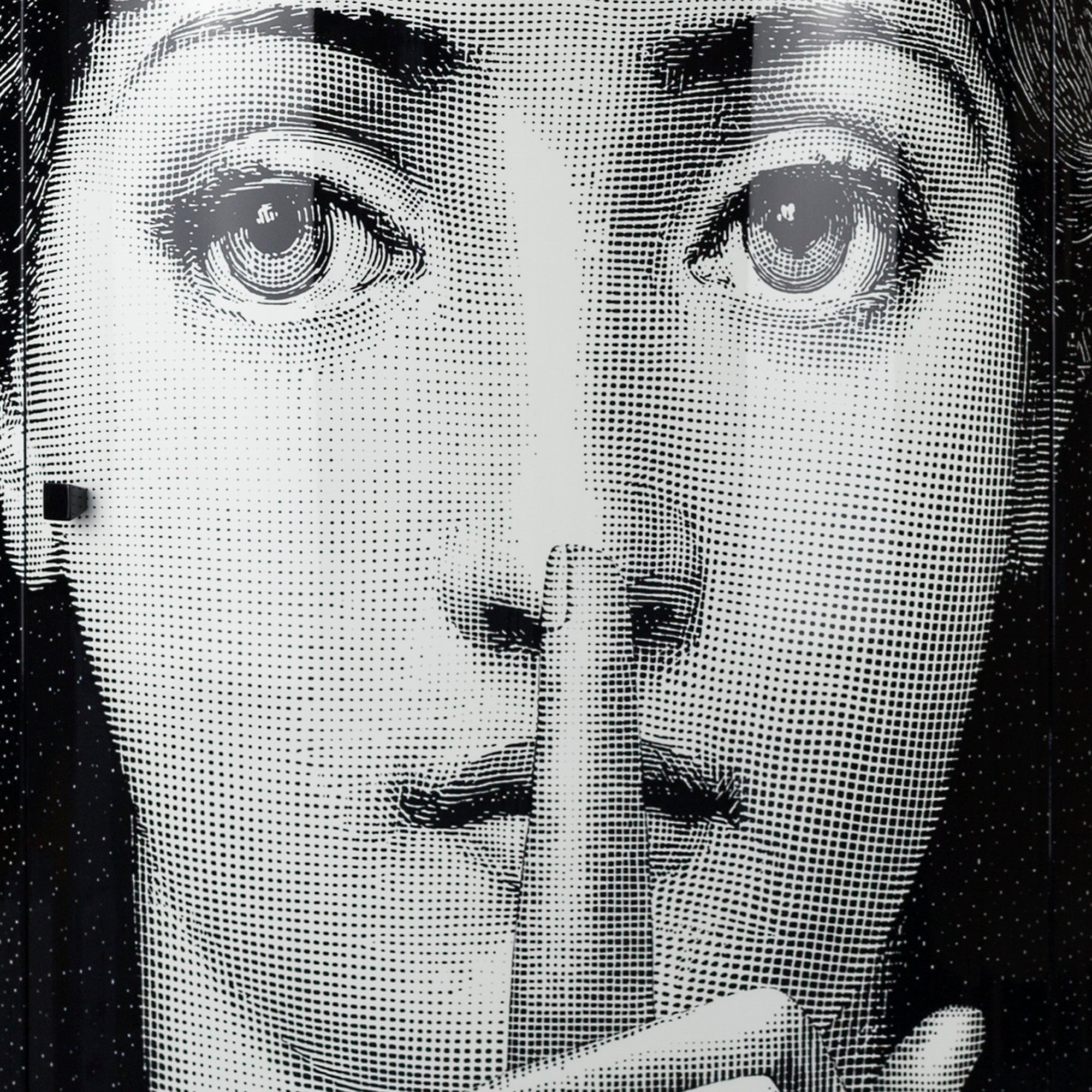 fornasetti-silenzio-konsole-holz-lina-cavalieri-gesicht image 3
