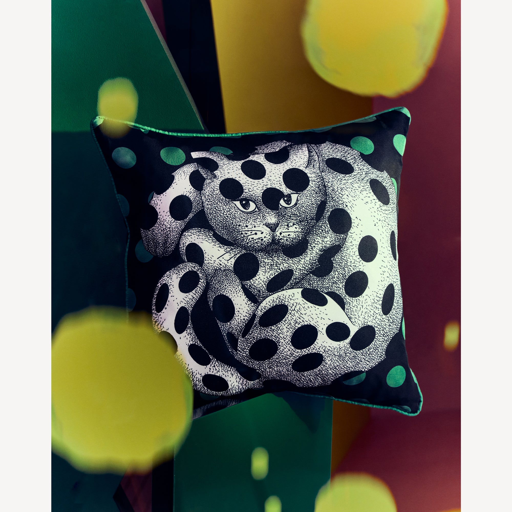 fornasetti-high-fidelity-kissen-katze-punkte-bezug-f-llung image 5