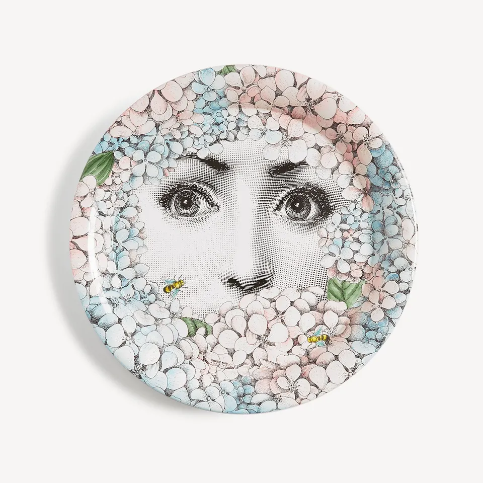 fornasetti-ortensia-tablett-metall-lina-cavalieri-mit-blumen image 1