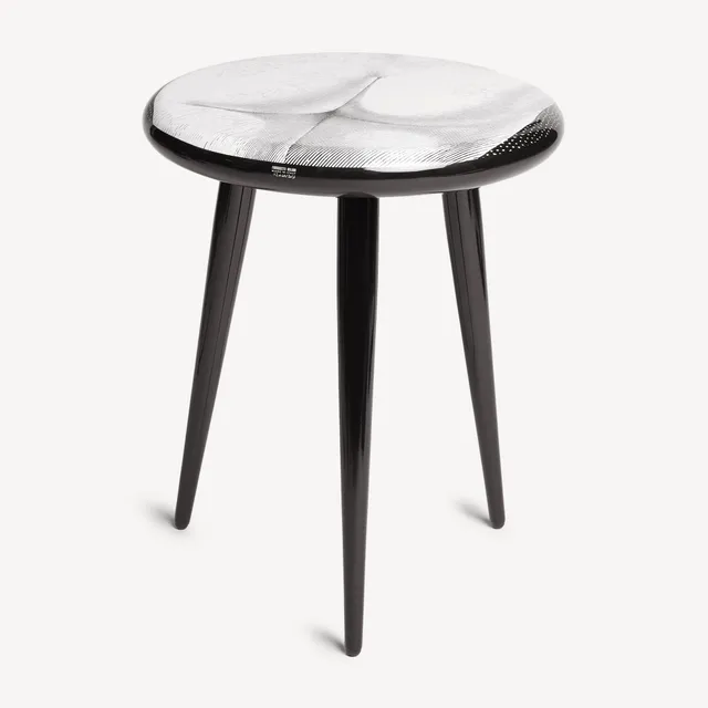 atelier-fornasetti-tergonomico-hocker-holz-gesichtsmotiv image 1