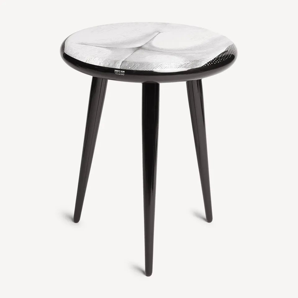 atelier-fornasetti-tergonomico-hocker-holz-gesichtsmotiv image 1