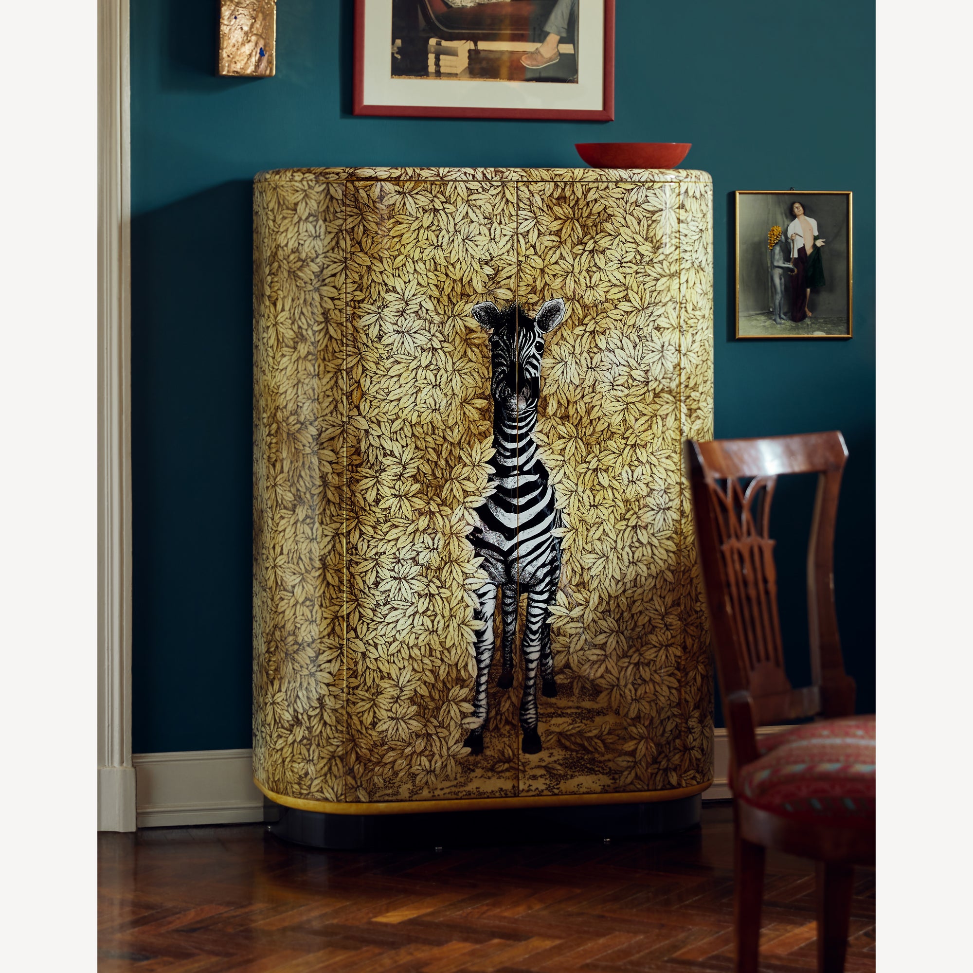 atelier-fornasetti-zebra-schrank-gebogen-holz-lackiert image 5