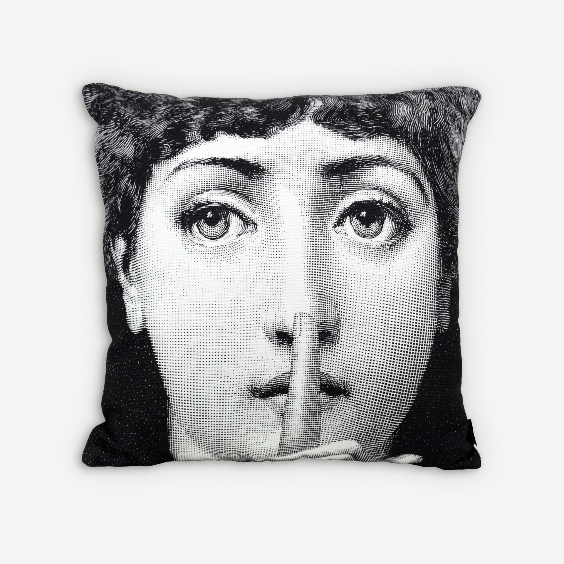 atelier-fornasetti-silenzio-kissen-lina-cavalieri-portrait image 1