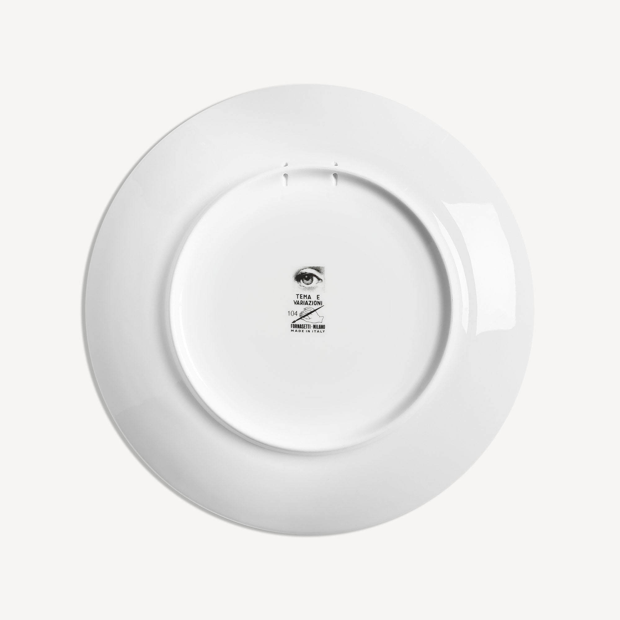 fornasetti-tema-variazioni-n-104-wandteller-porzellan-gold-lina-cavalieri image 3