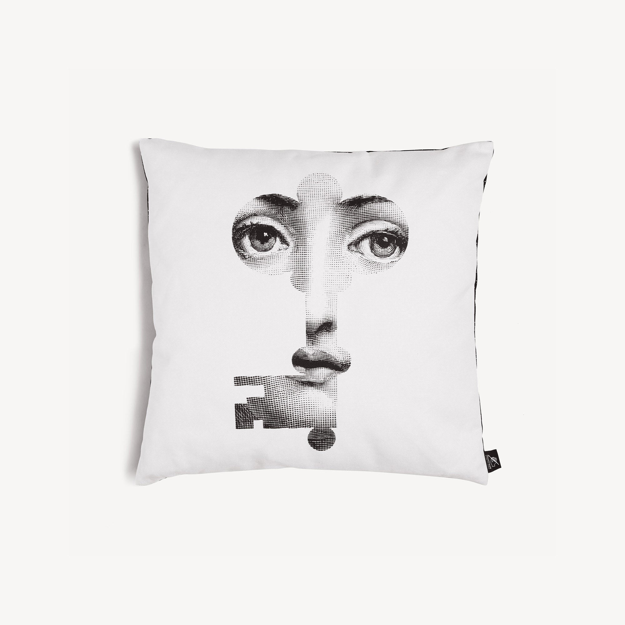 fornasetti-chiave-e-serratura-kissen-cavalieri-motiv image 2