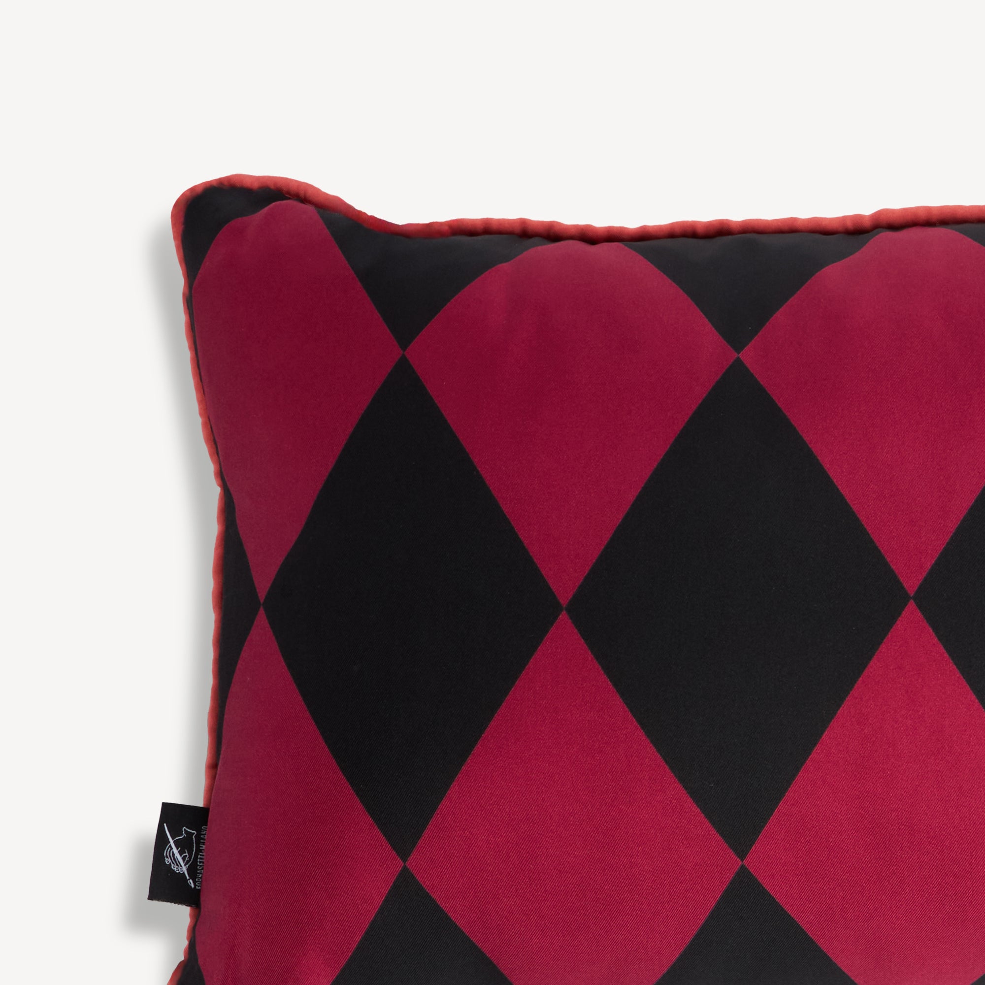 fornasetti-high-fidelity-kissen-seide-rechteckig-katze-rot image 4