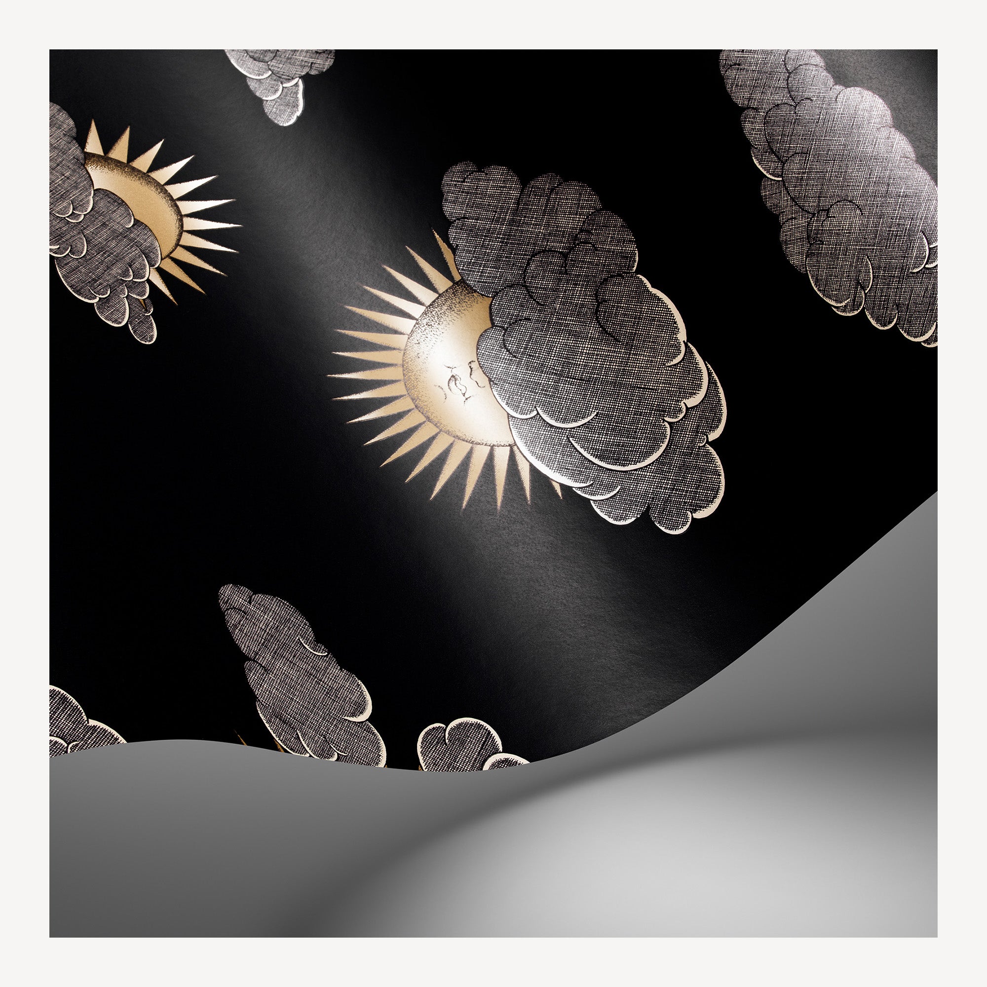 fornasetti-soli-e-nuvole-tapete-sonne-wolke-52cm-x-10m image 2