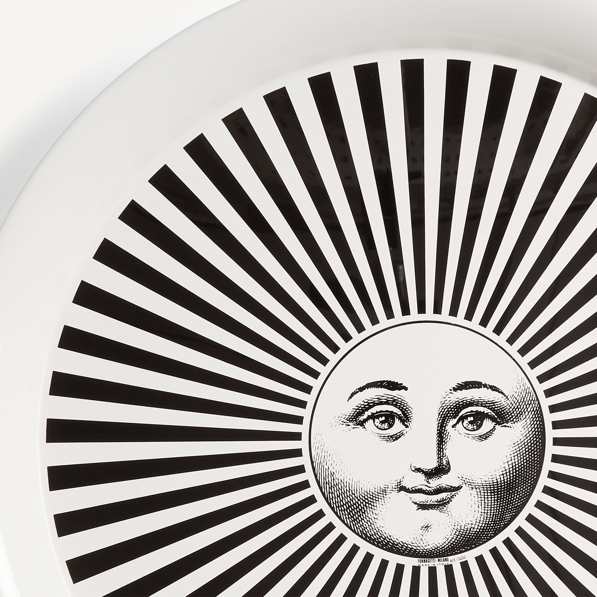 atelier-fornasetti-sole-raggiante-tablett-rund-sonnenmotiv image 4