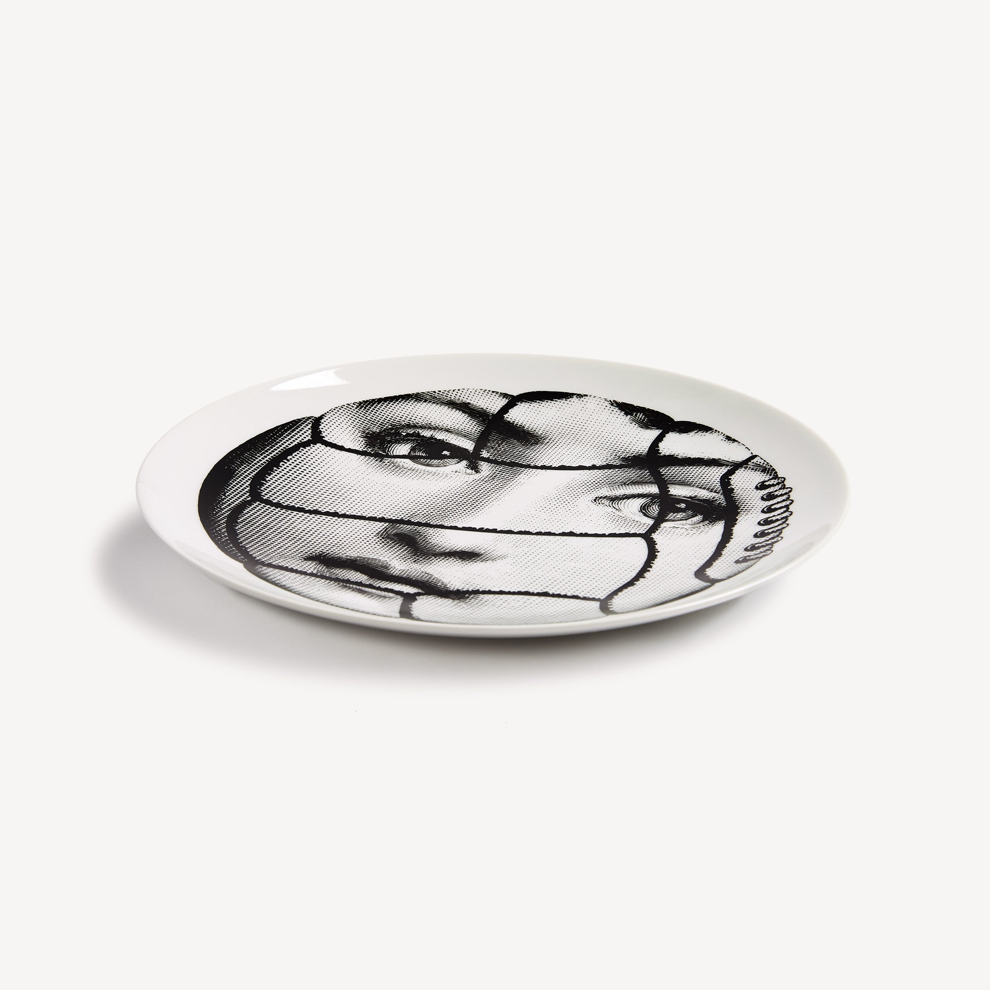 fornasetti-tema-e-variazioni-n-117-wandteller-porzellan-gesicht image 2